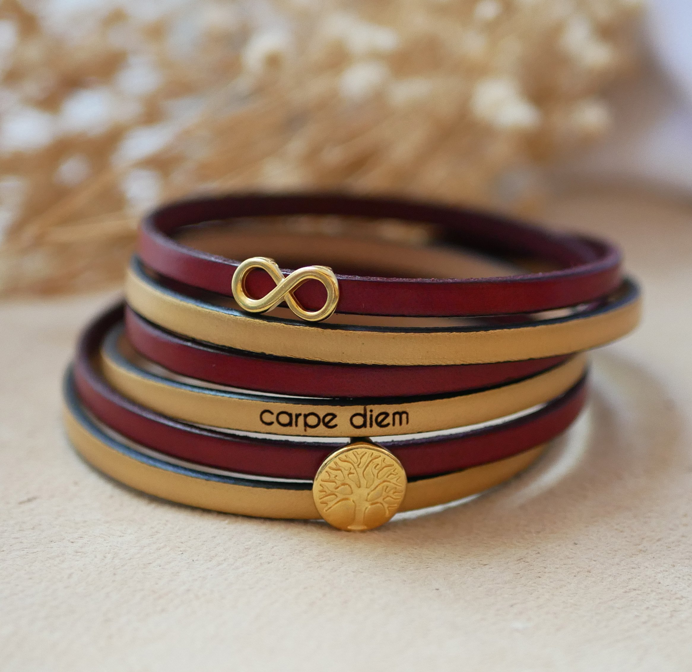 Pulseira de couro com o símbolo do infinito e cabochão da árvore da vida em ouro para personalizar  