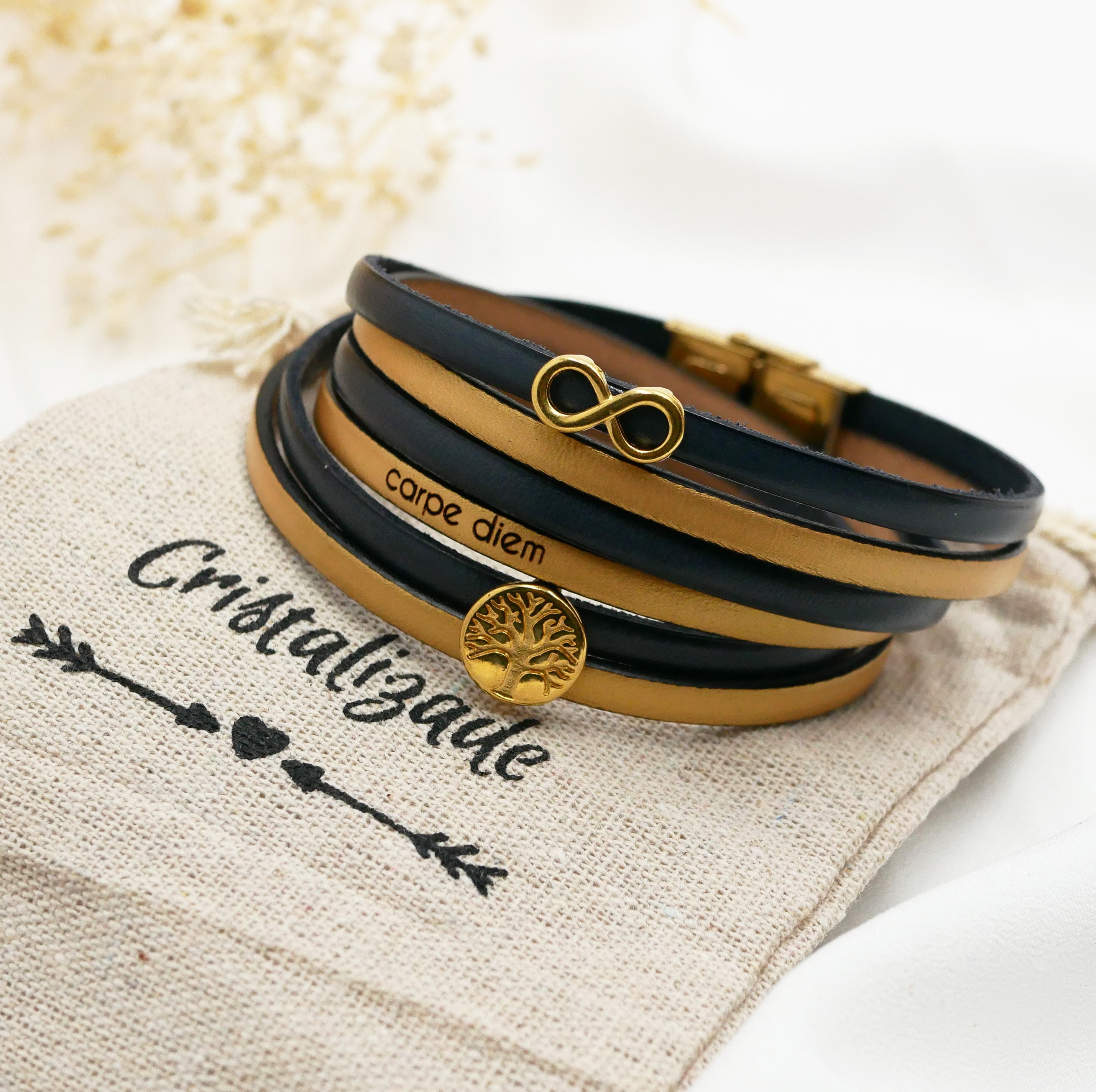 Pulseira de couro com o símbolo do infinito e cabochão da árvore da vida em ouro para personalizar  
