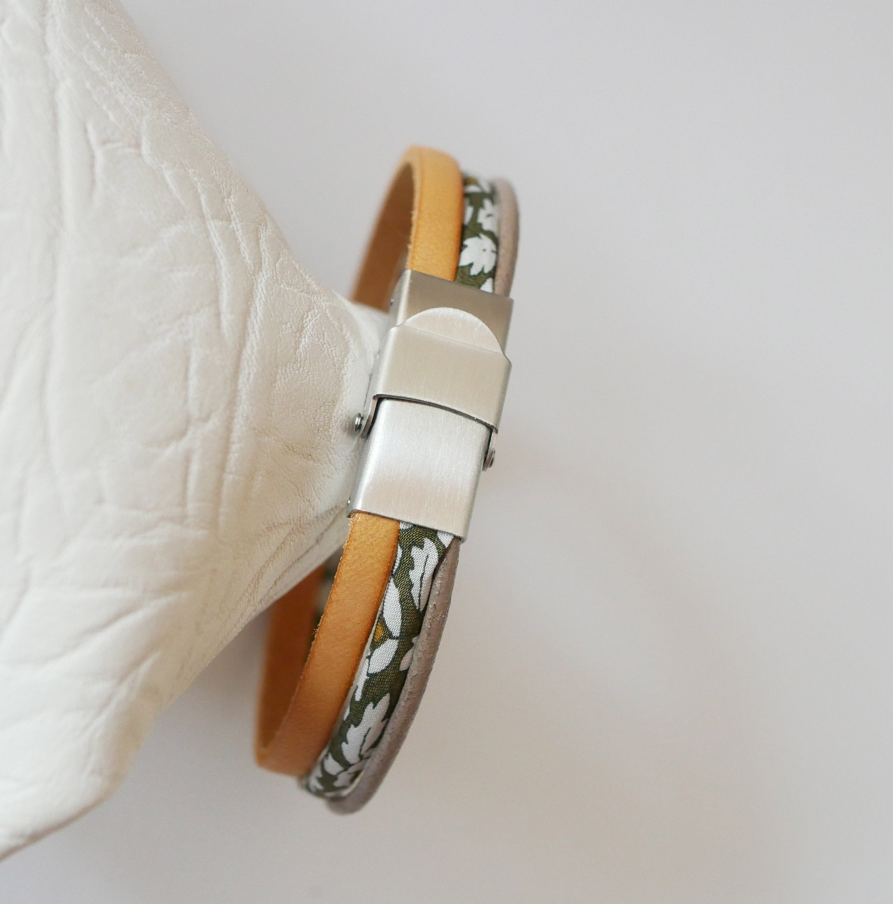 Trio de peles e flores de caqui Pulseira de cord&atilde;o Liberty