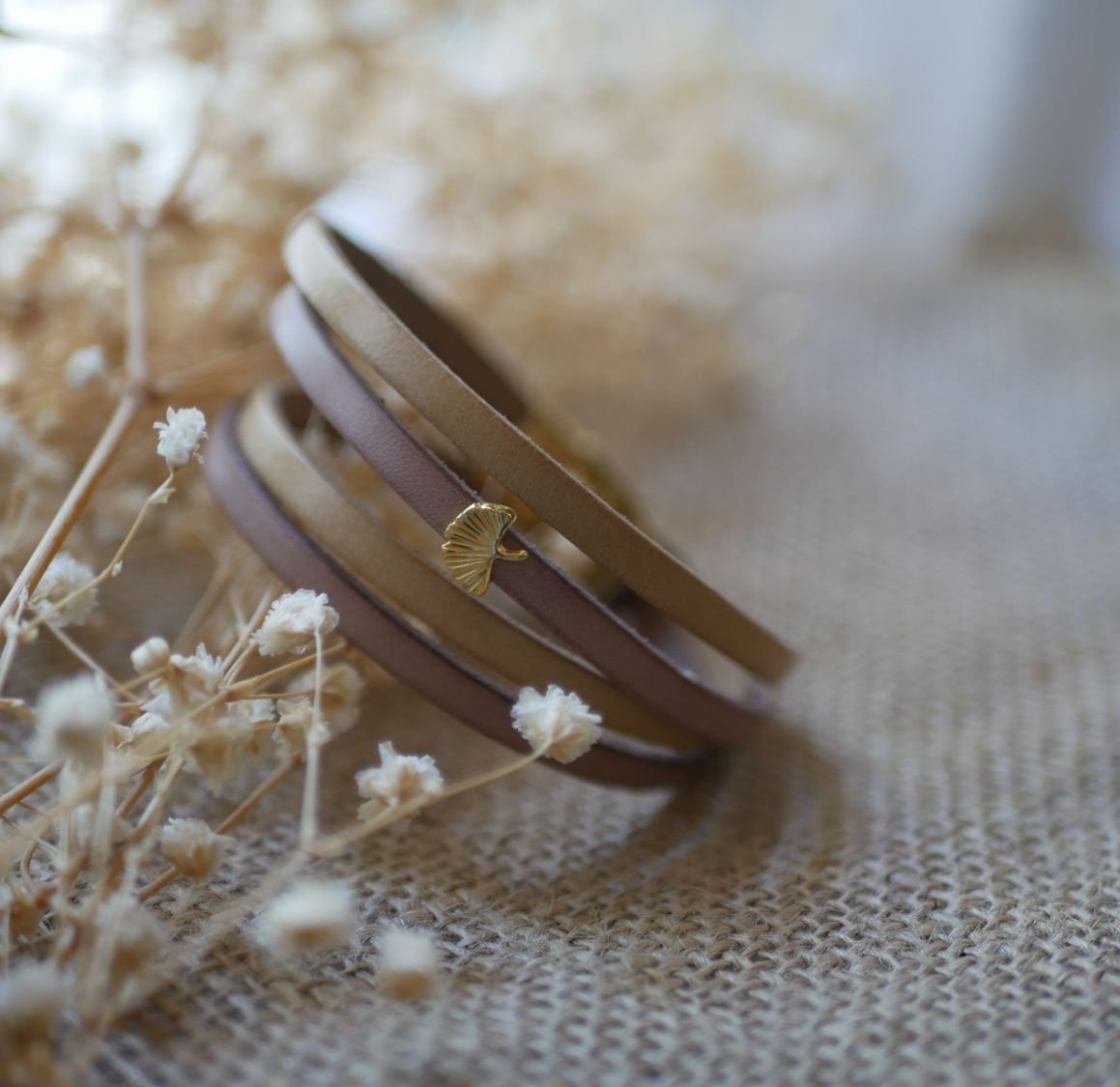 Pulseira de couro Zen em duo de cores, personalizável com ginkgo dourado 
