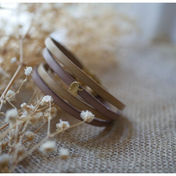 Pulseira de couro Zen em duo de cores, personaliz&aacute;vel com ginkgo dourado 