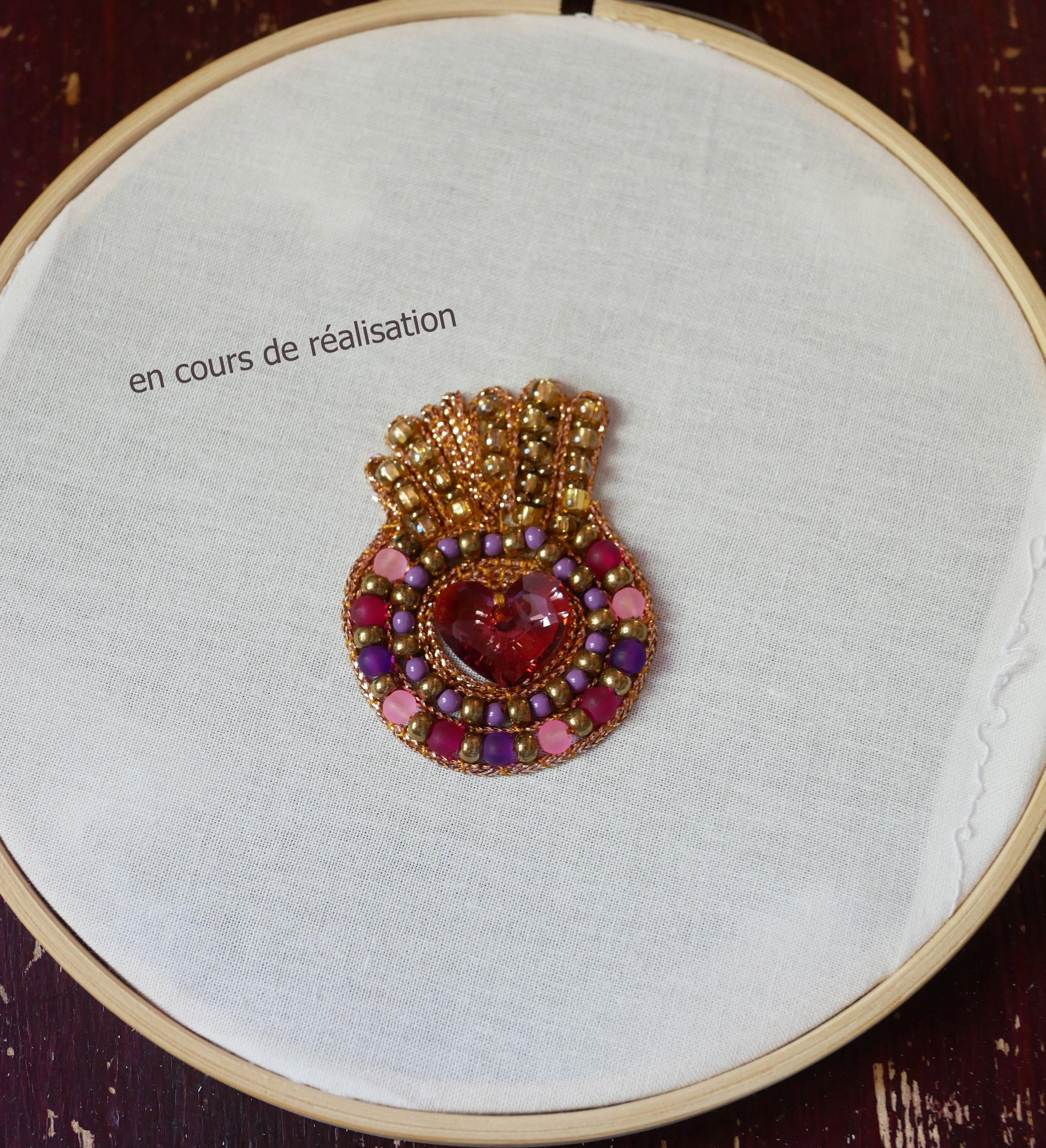 Broche ex-voto Sacr&eacute; Coeur en perles et coeur cristal Swarovski