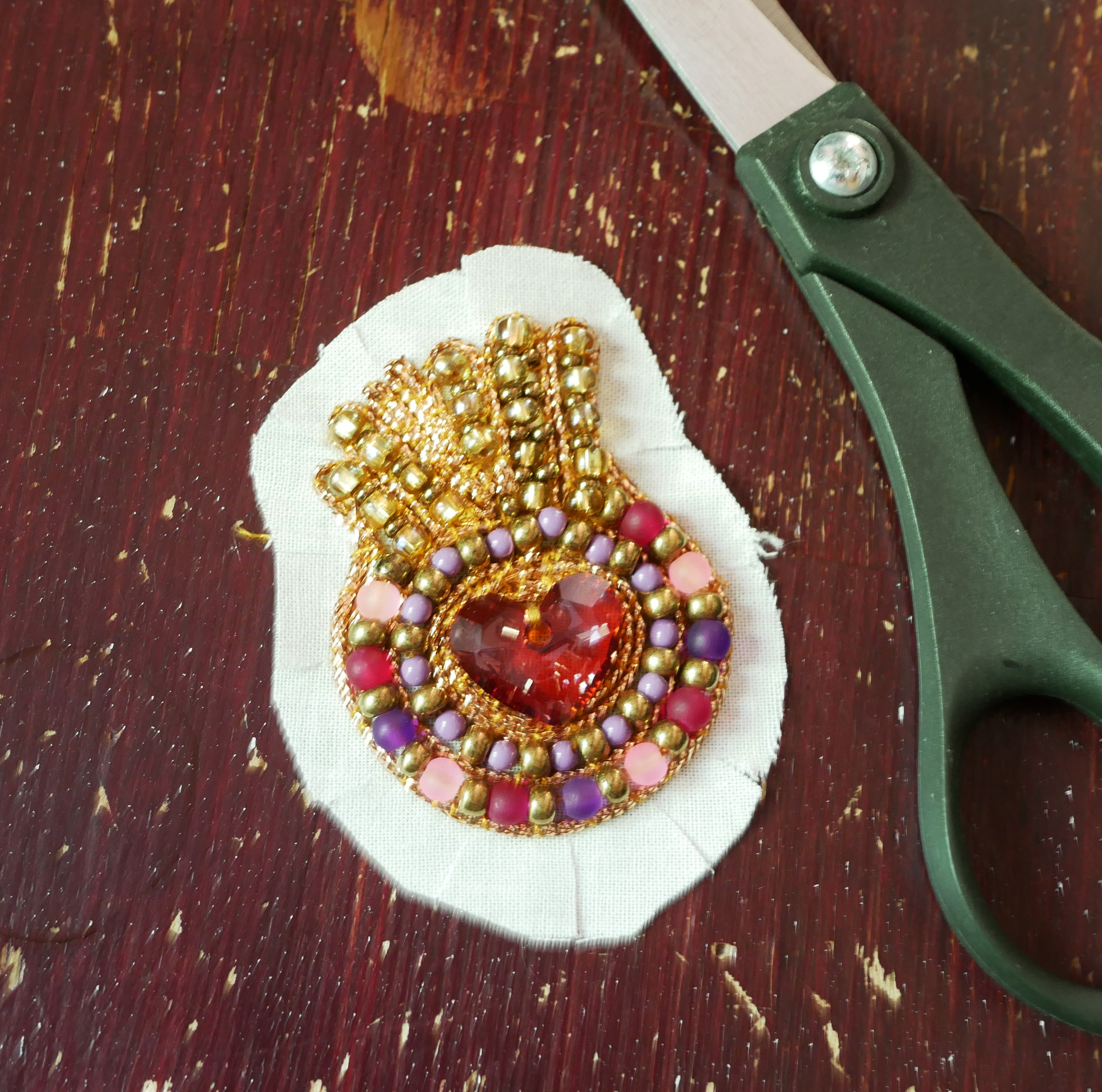 Broche ex-voto Sacré Coeur en perles et coeur cristal Swarovski