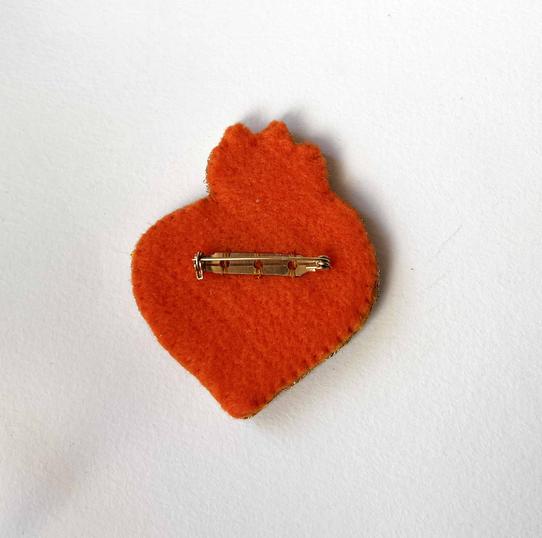 Broche ex-voto Sacré Coeur en perles roses au message gravé Sois la lumière