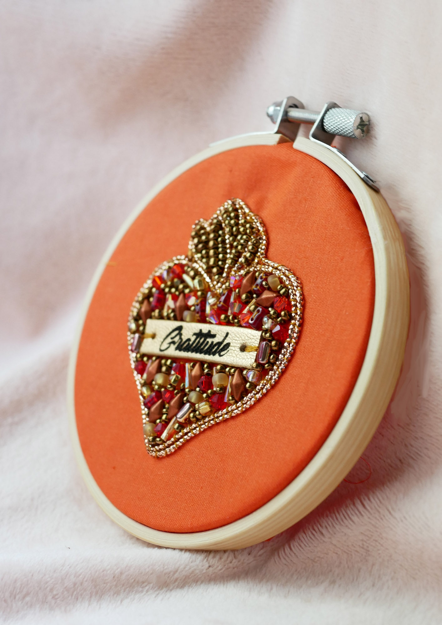 Broche ex-voto Sacré Coeur en perles au message gravé Gratitude