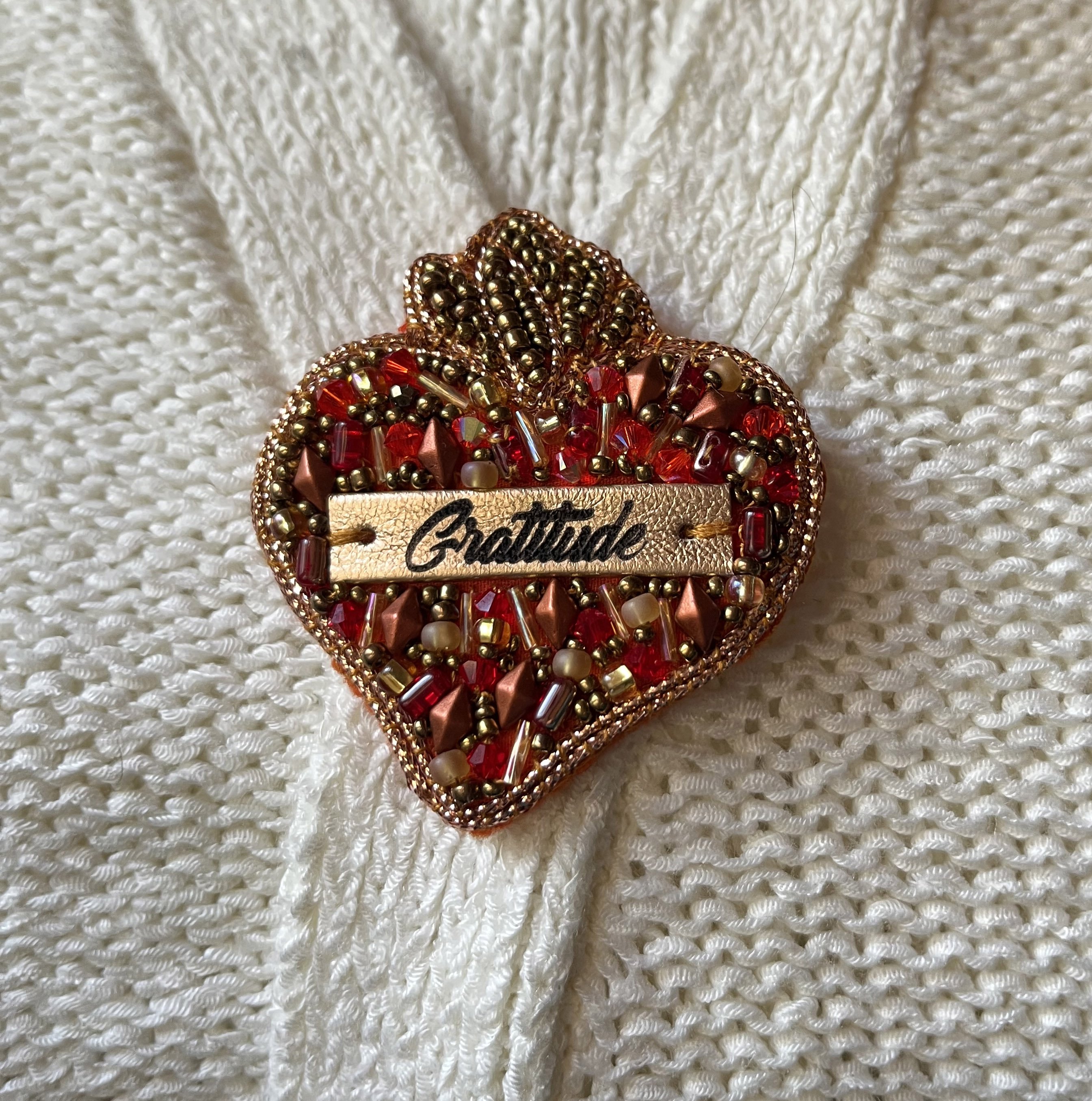 Broche ex-voto Sacr&eacute; Coeur en perles au message grav&eacute; Gratitude