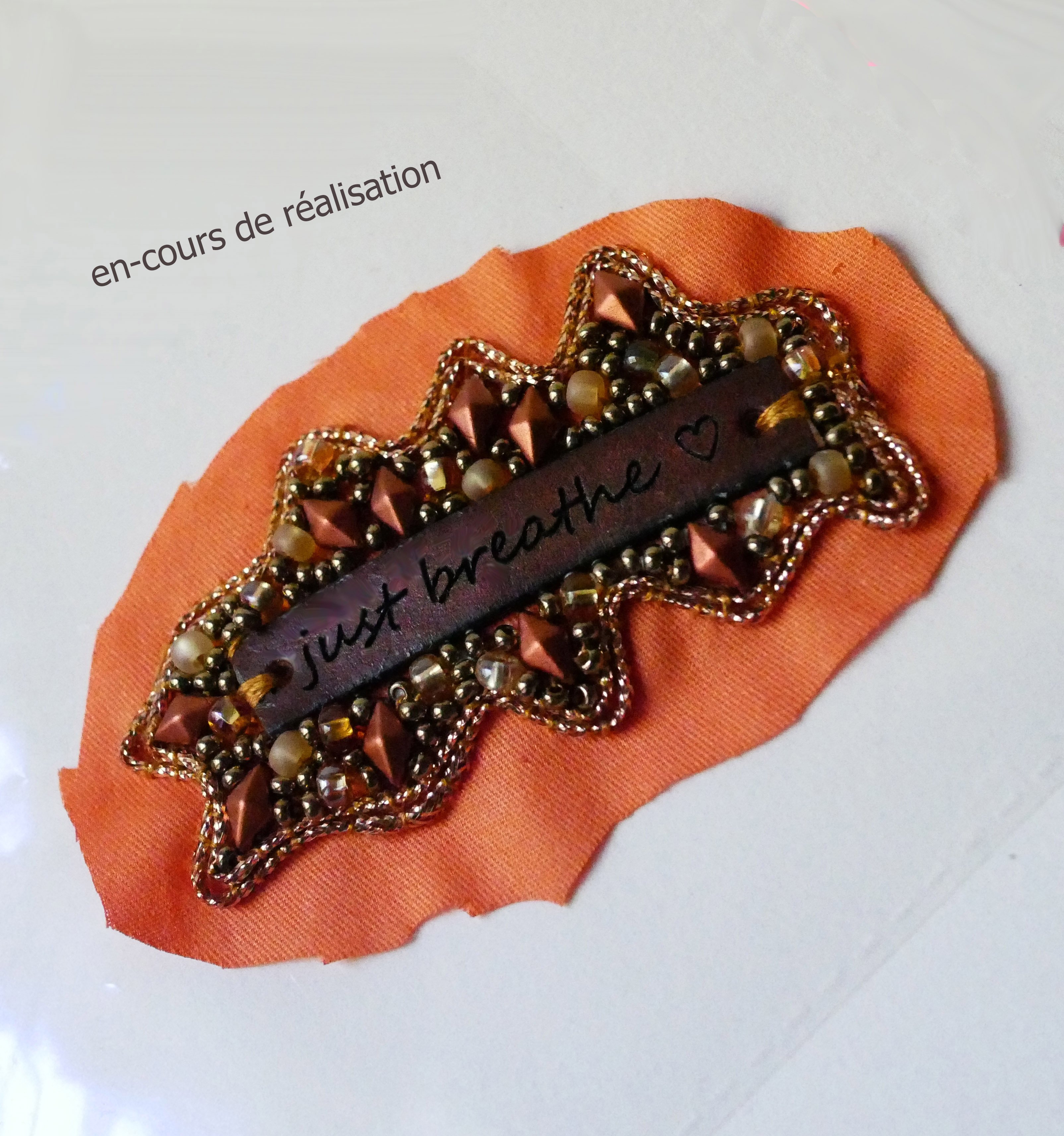 Broche en perles cuivrées à message en cuir gravé "Just breathe"