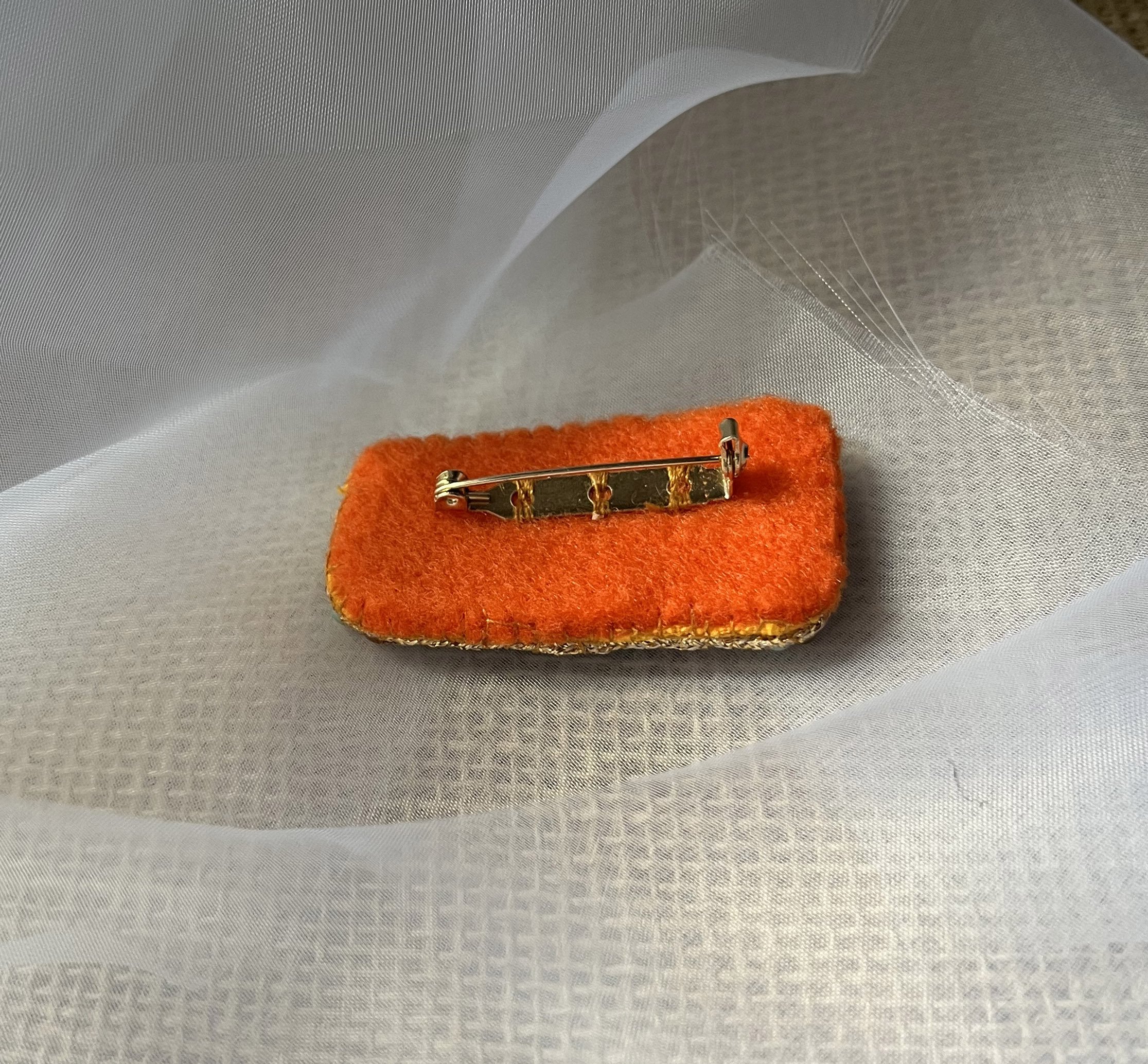 Broche en perles dor&eacute;es &agrave; message en cuir grav&eacute; "r&ecirc;ve grand"