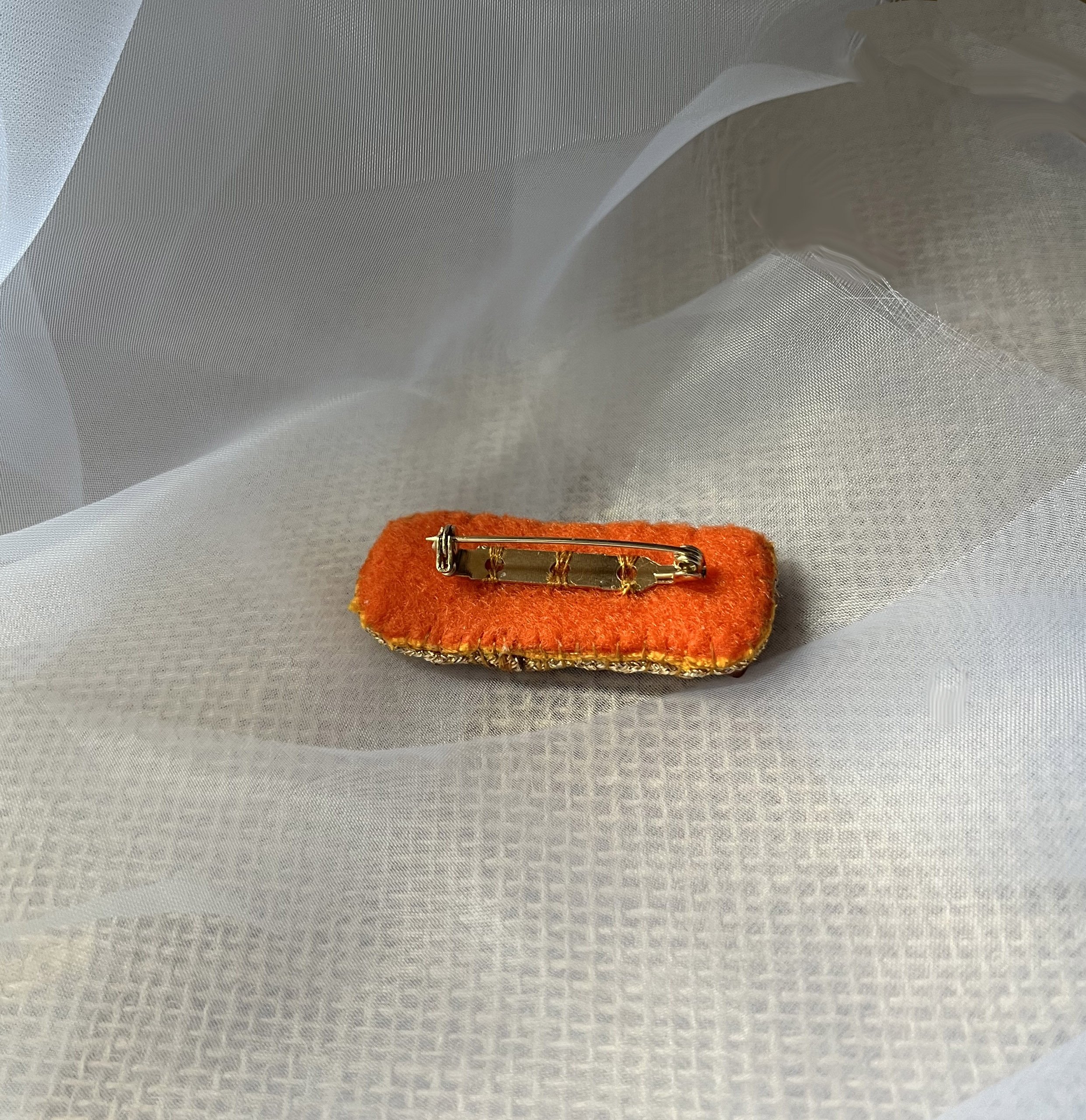 Broche &agrave; message en cuir grav&eacute; "sois b&eacute;ni" en perles rouges et dor&eacute;es 