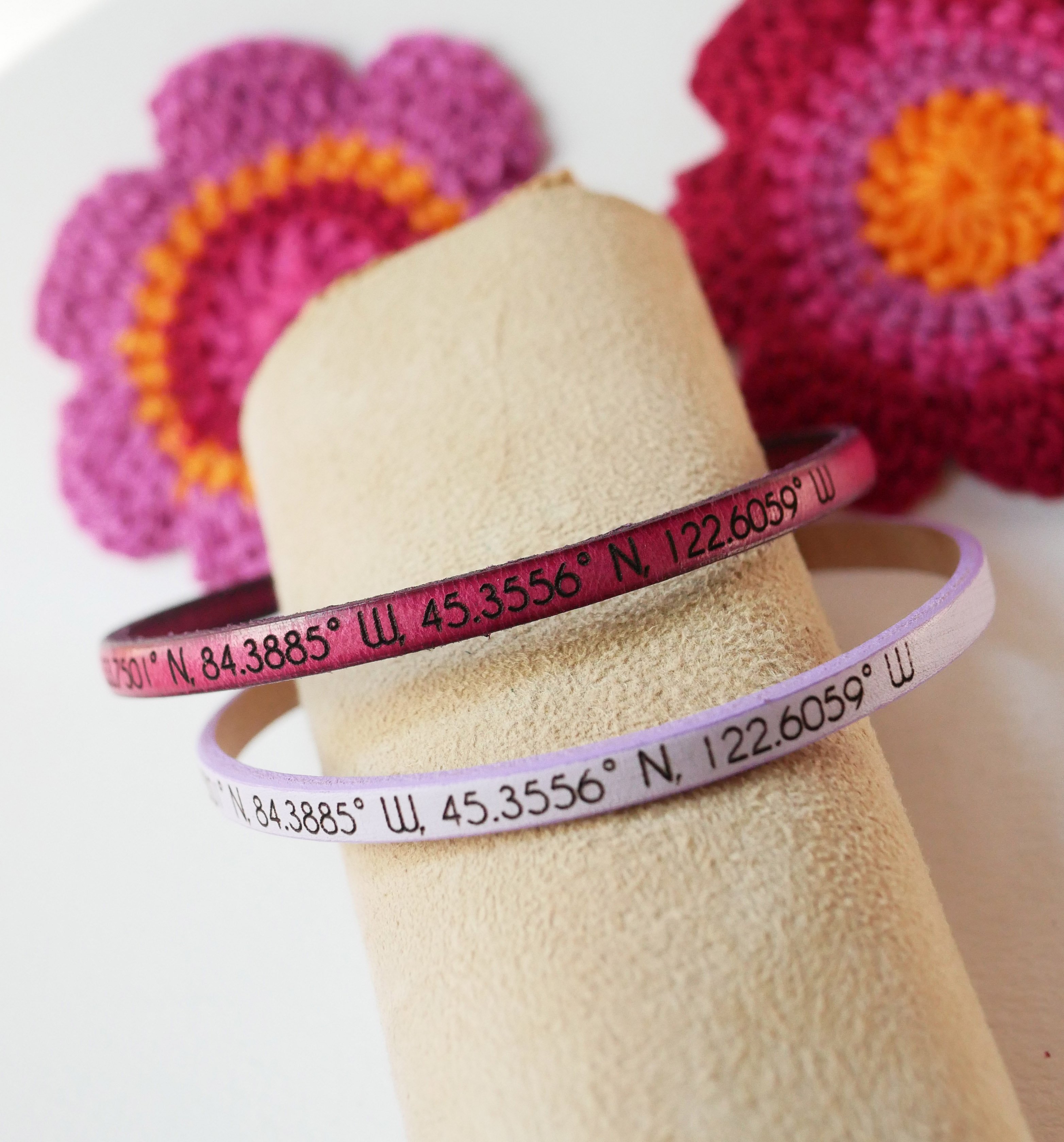 Pulseiras de oferta para casais em pele, ambas personalizadas com a mesma grava&ccedil;&atilde;o 