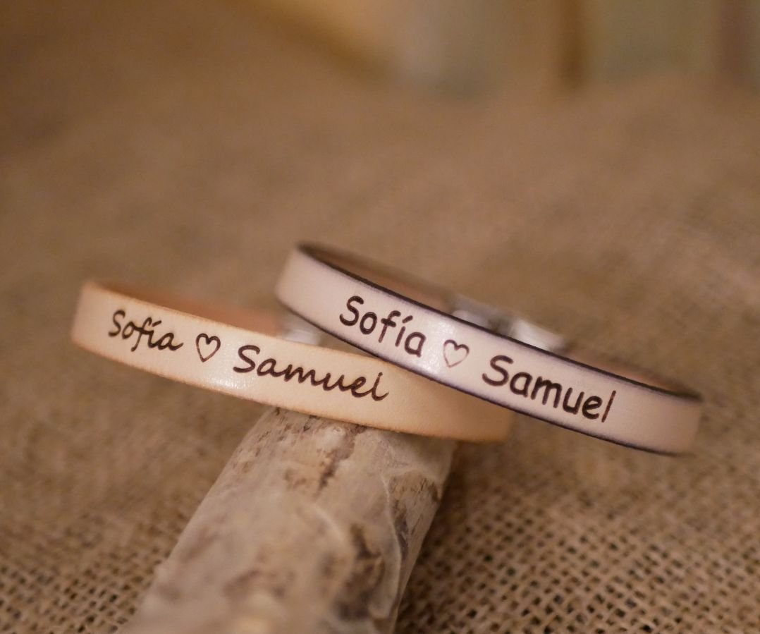 Presente gravado para um casal: 2 braceletes em pele personalizadas com a mesma gravação 
