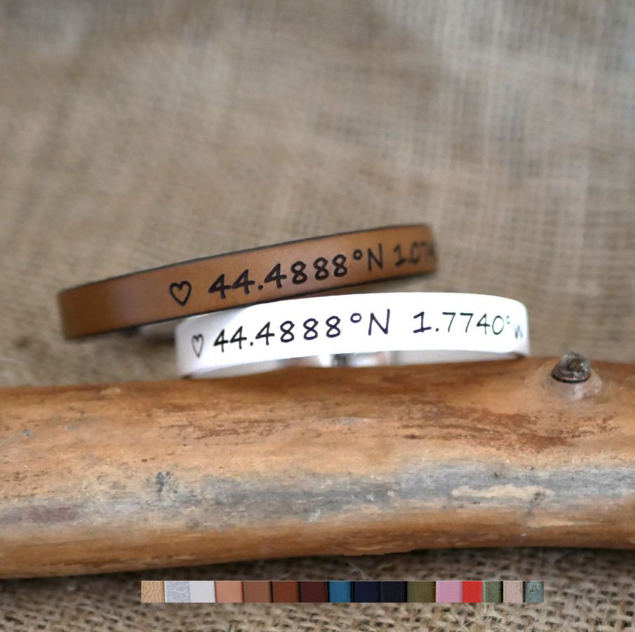 Presente gravado para um casal: 2 braceletes em pele personalizadas com a mesma gravação 
