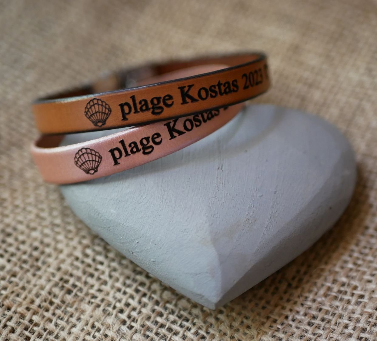 Presente gravado para um casal: 2 braceletes em pele personalizadas com a mesma gravação 