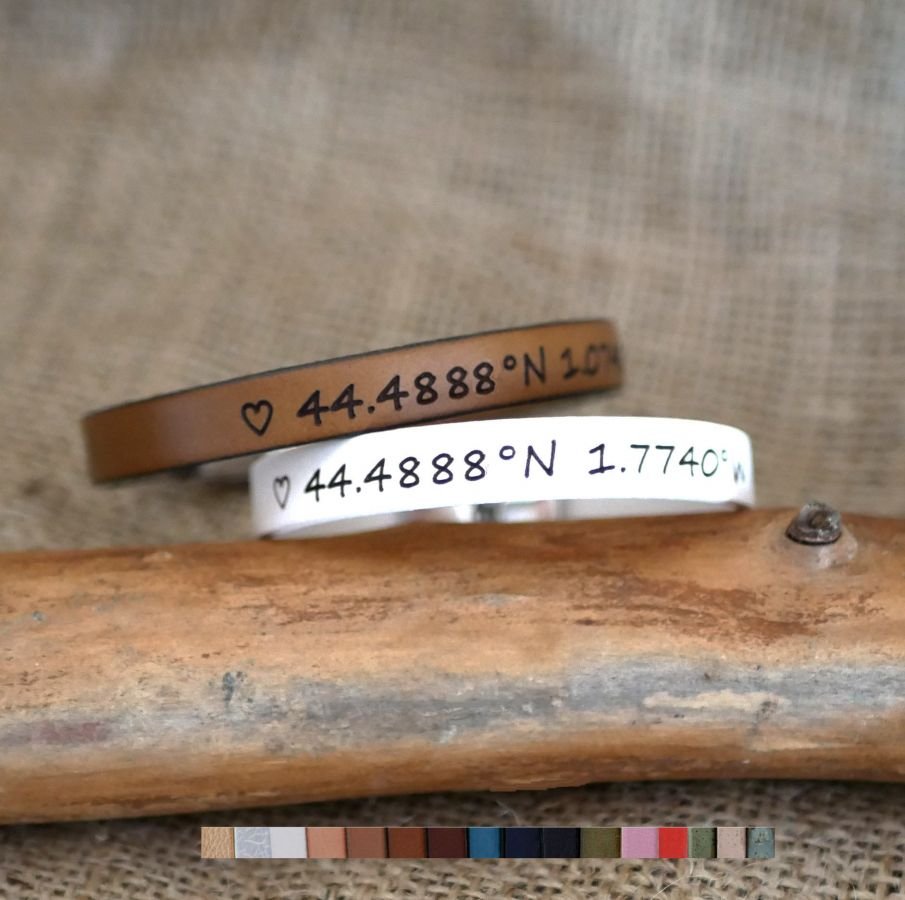 Presente gravado para um casal: 2 braceletes em pele personalizadas com a mesma gravação 