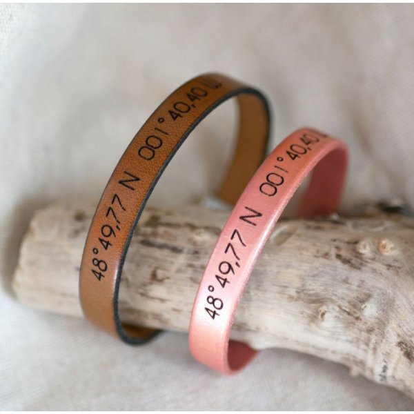 Presente gravado para um casal: 2 braceletes em pele personalizadas com a mesma grava&ccedil;&atilde;o 