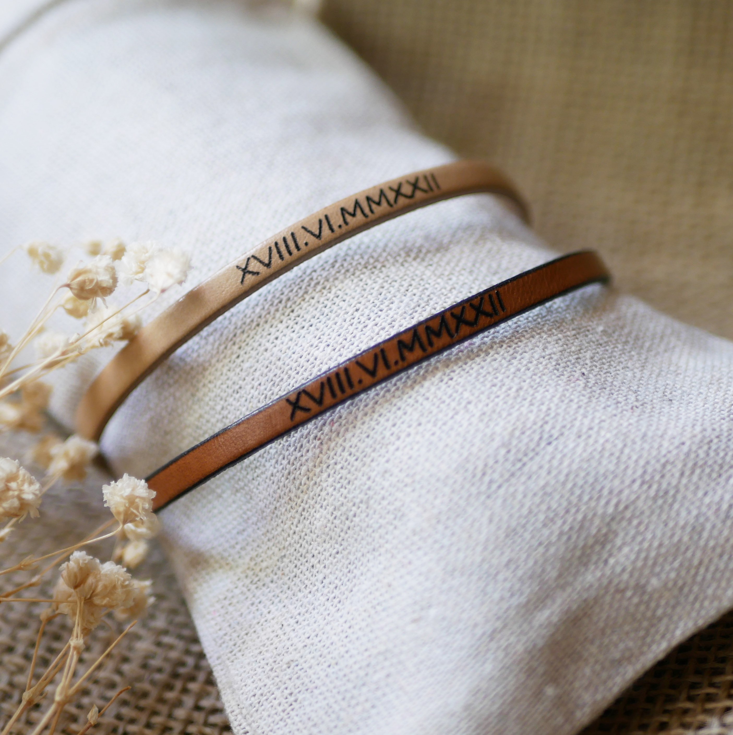 Pulseiras de oferta para casais em pele, ambas personalizadas com a mesma gravação 