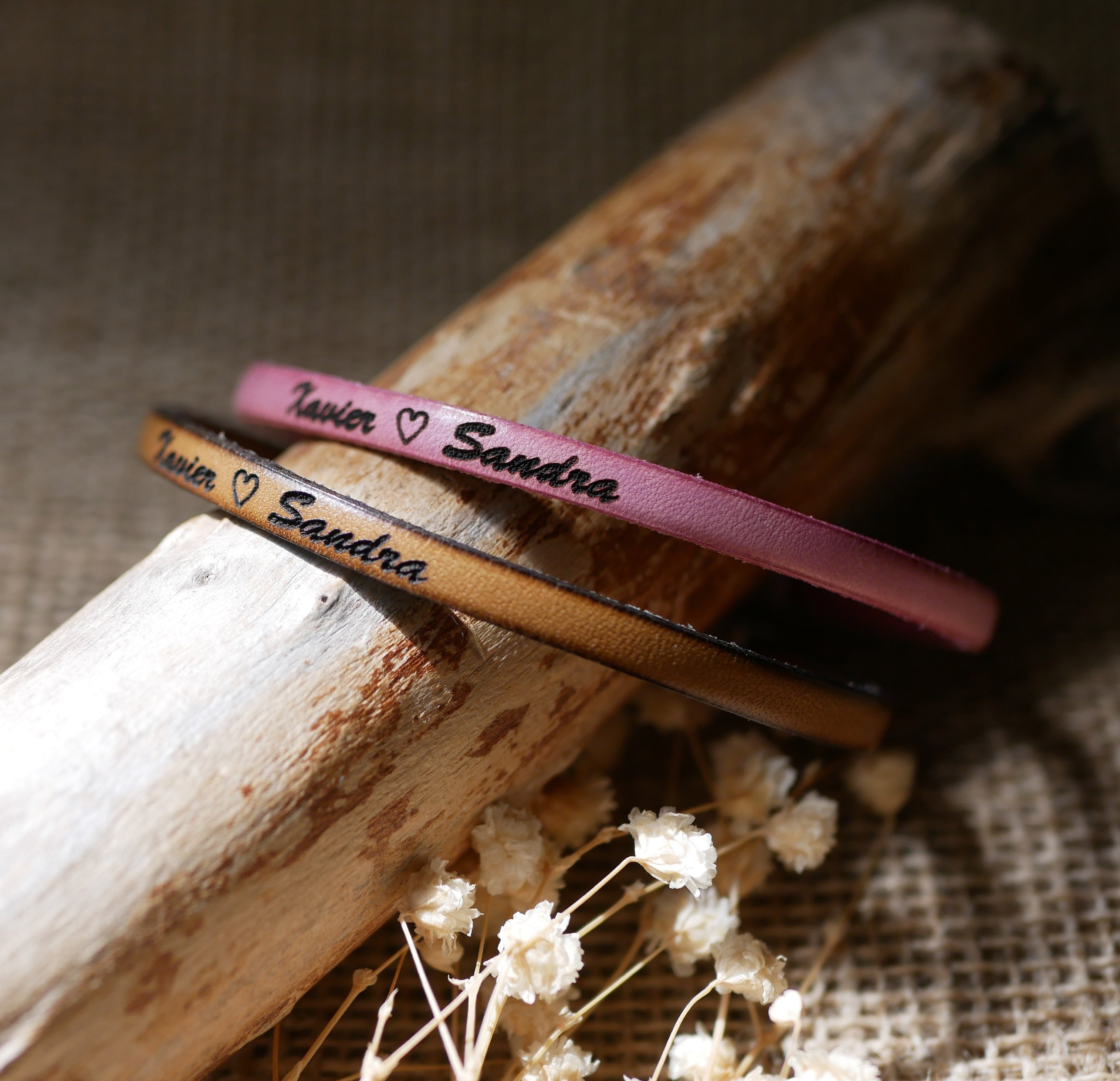 Pulseiras de oferta para casais em pele, ambas personalizadas com a mesma gravação 