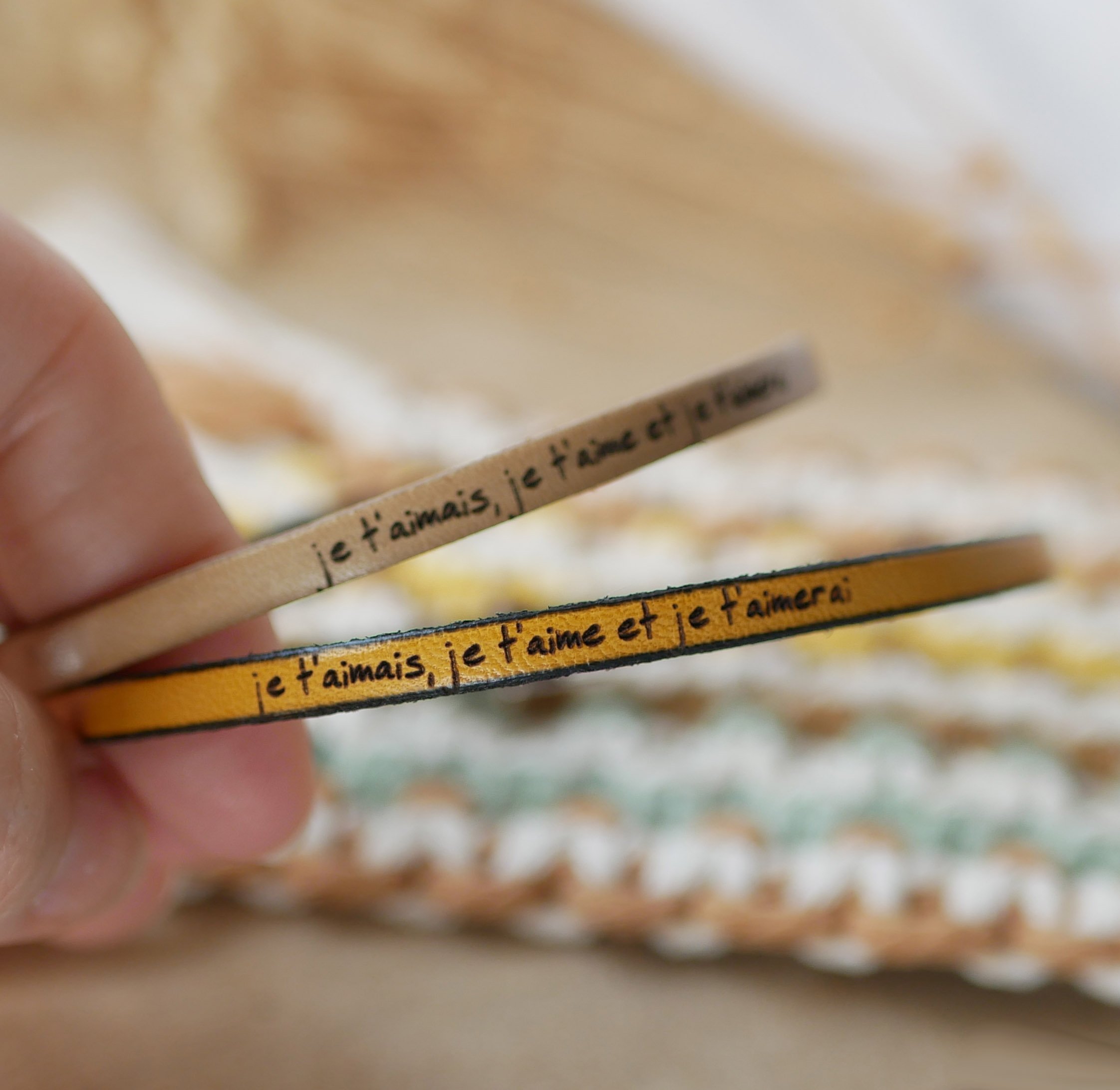Pulseiras de oferta para casais em pele, ambas personalizadas com a mesma gravação 