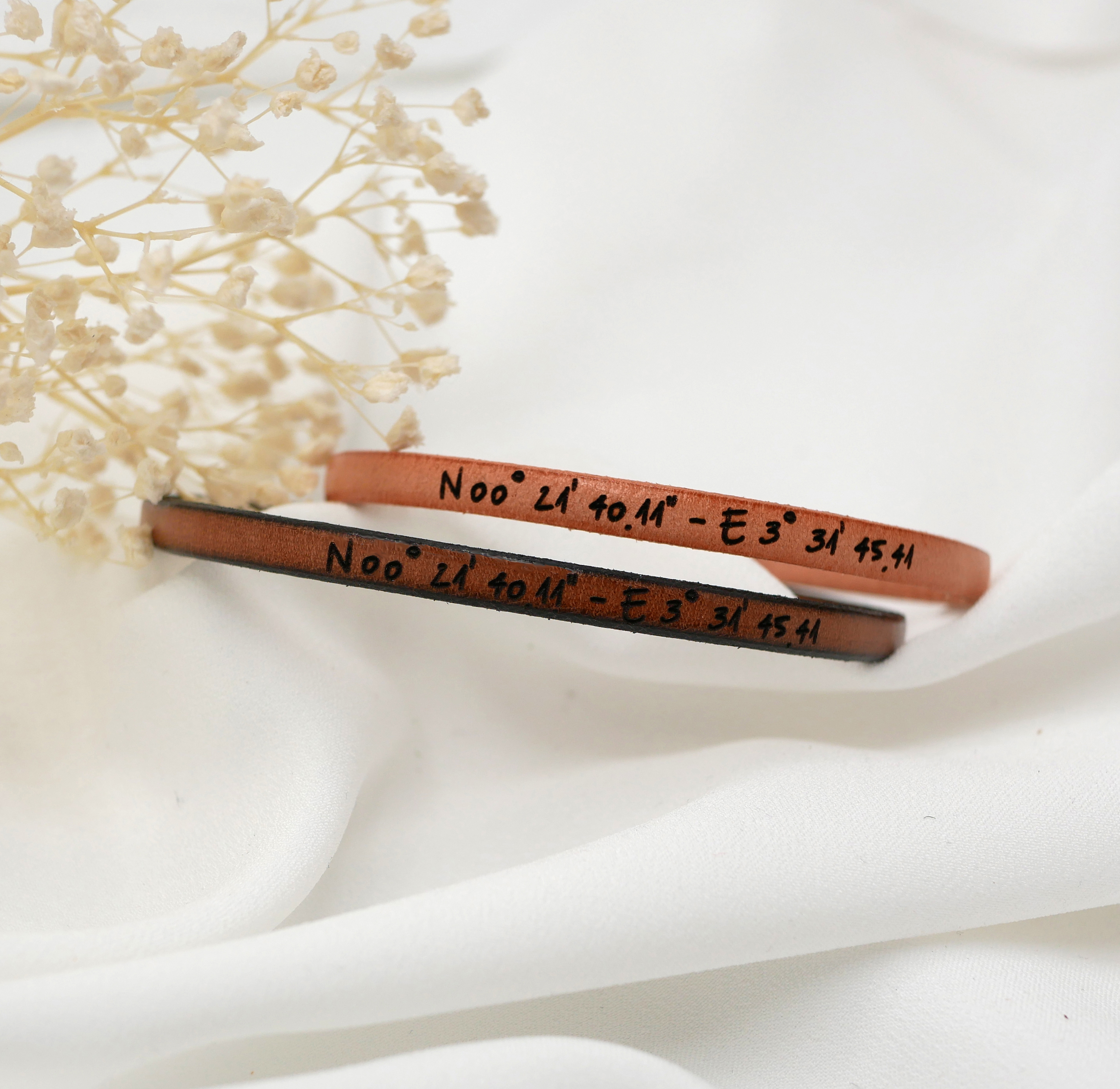 Pulseiras de oferta para casais em pele, ambas personalizadas com a mesma gravação 