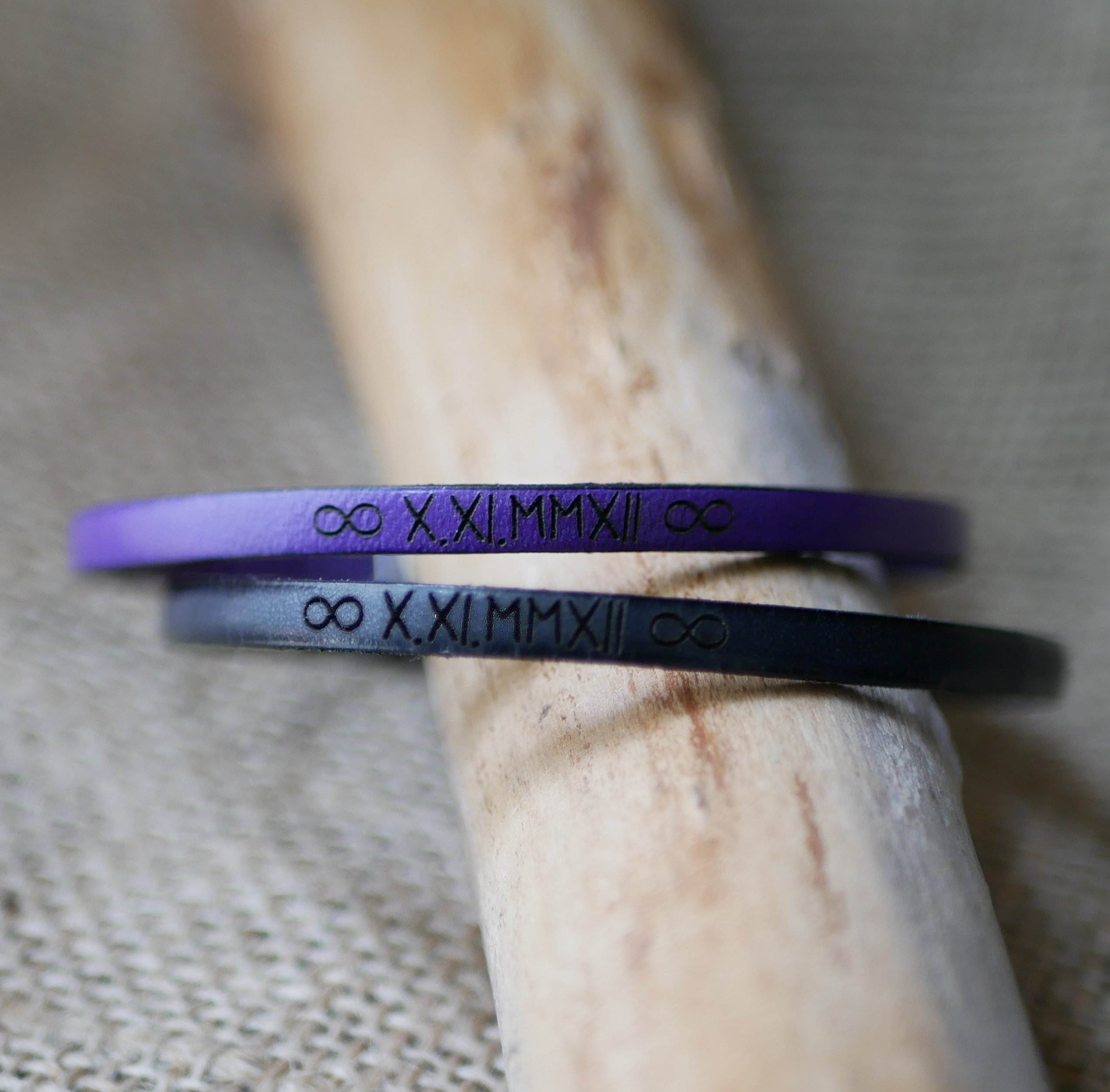 Pulseiras de oferta para casais em pele, ambas personalizadas com a mesma grava&ccedil;&atilde;o 