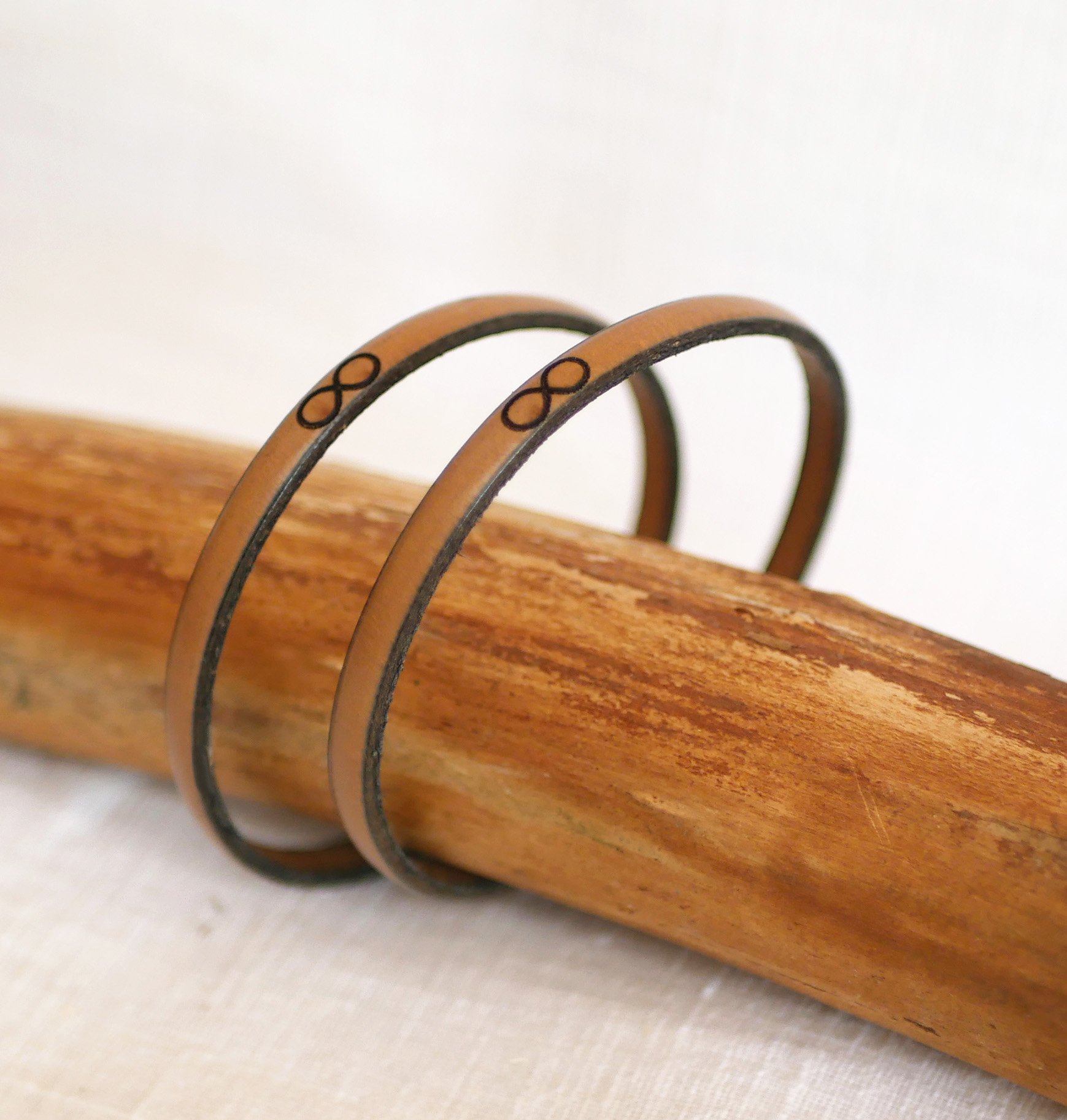 Pulseiras de oferta para casais em pele, ambas personalizadas com a mesma gravação 