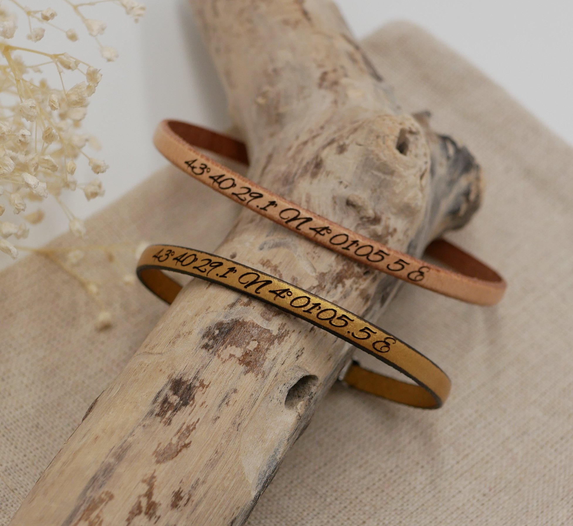 Pulseiras de oferta para casais em pele, ambas personalizadas com a mesma gravação 