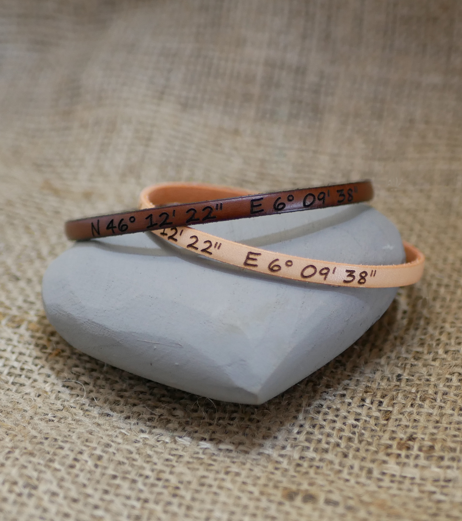 Pulseiras de oferta para casais em pele, ambas personalizadas com a mesma gravação 