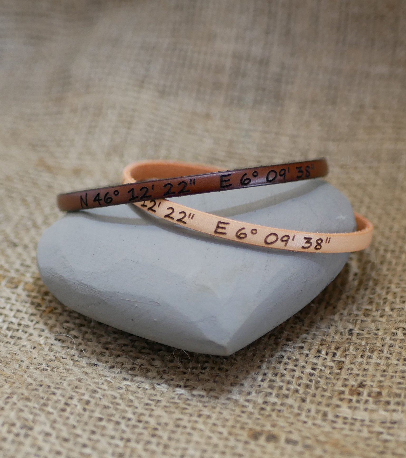 Pulseiras de oferta para casais em pele, ambas personalizadas com a mesma gravação 