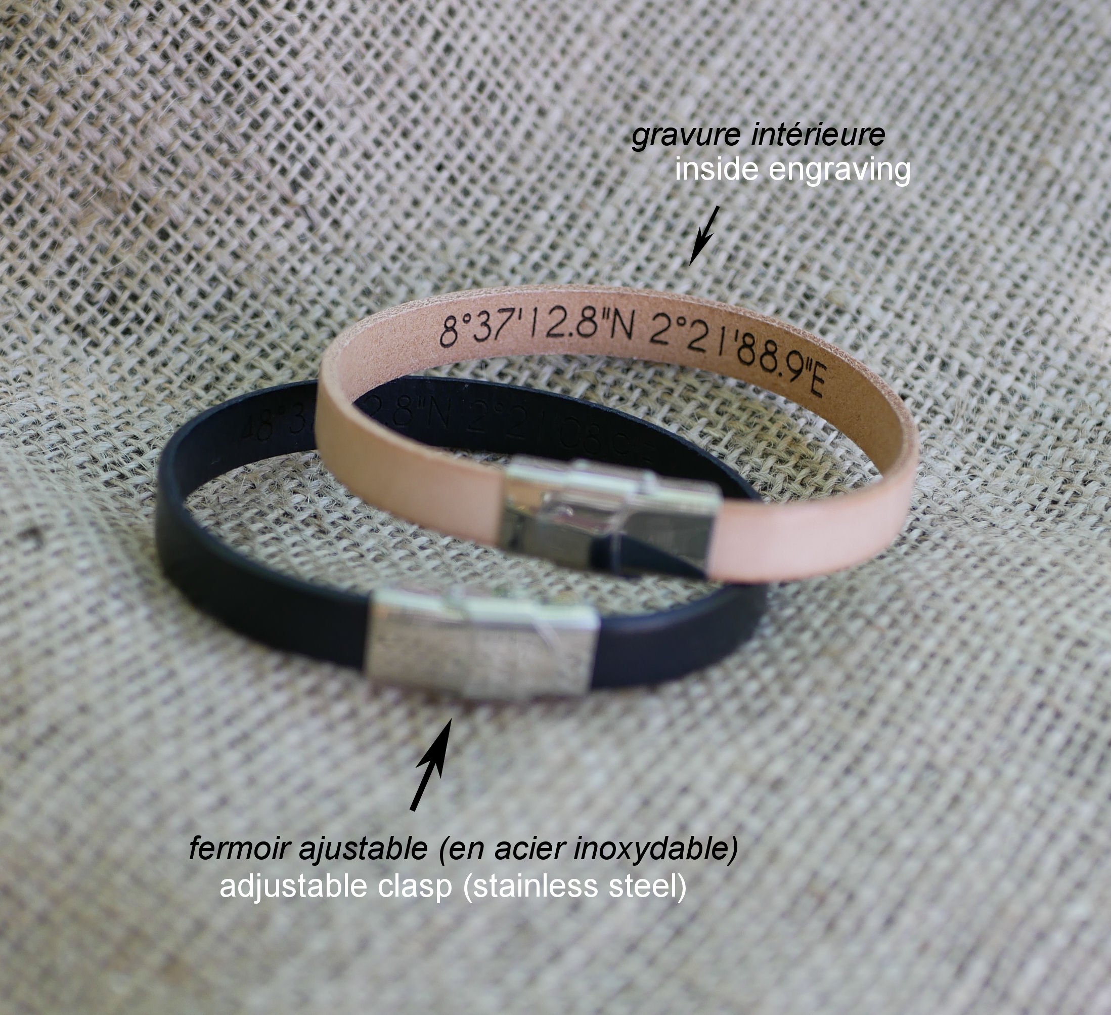 Presente gravado para um casal: 2 braceletes em pele personalizadas com a mesma gravação 