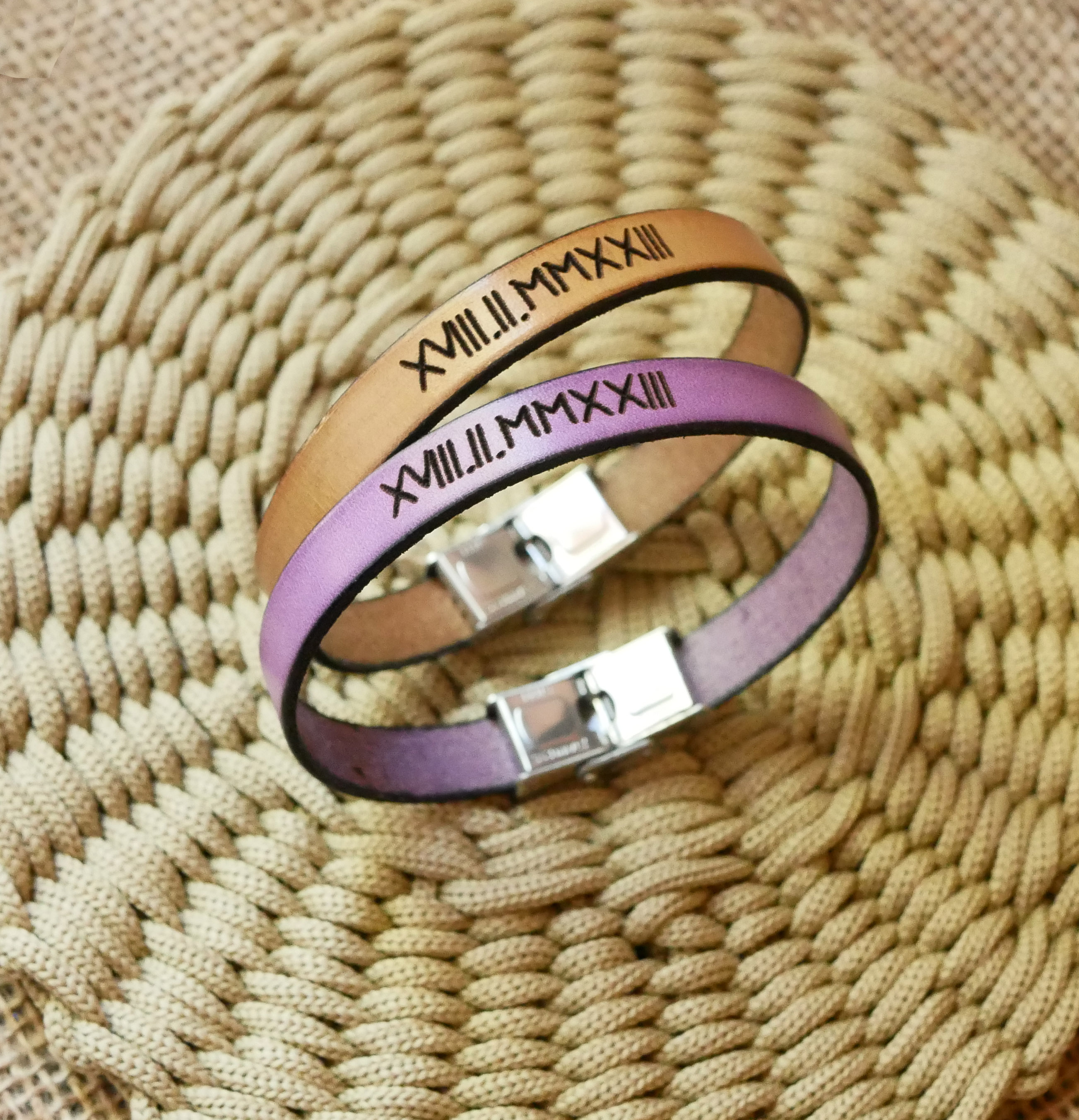 Presente gravado para um casal: 2 braceletes em pele personalizadas com a mesma gravação 
