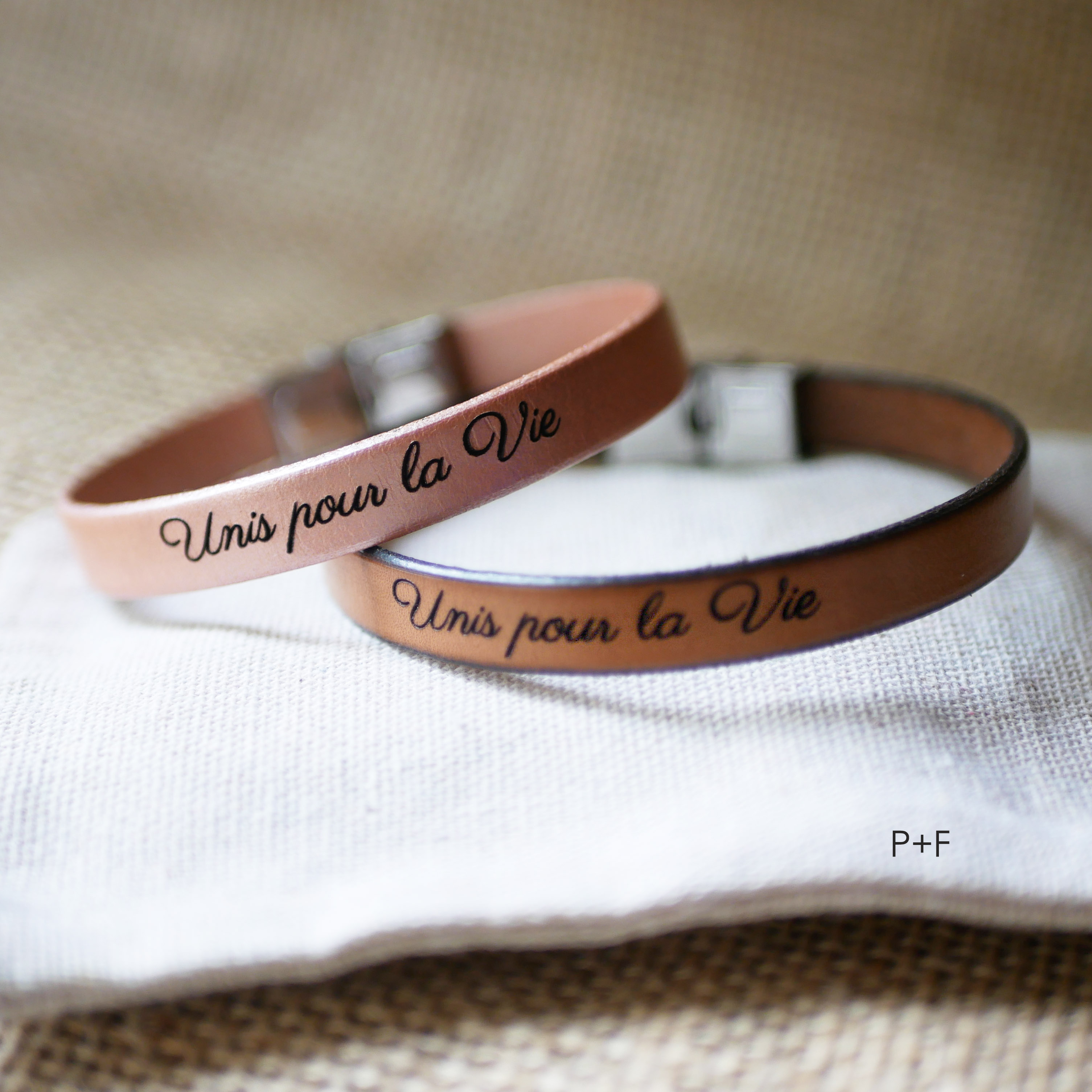 Presente gravado para um casal: 2 braceletes em pele personalizadas com a mesma gravação 