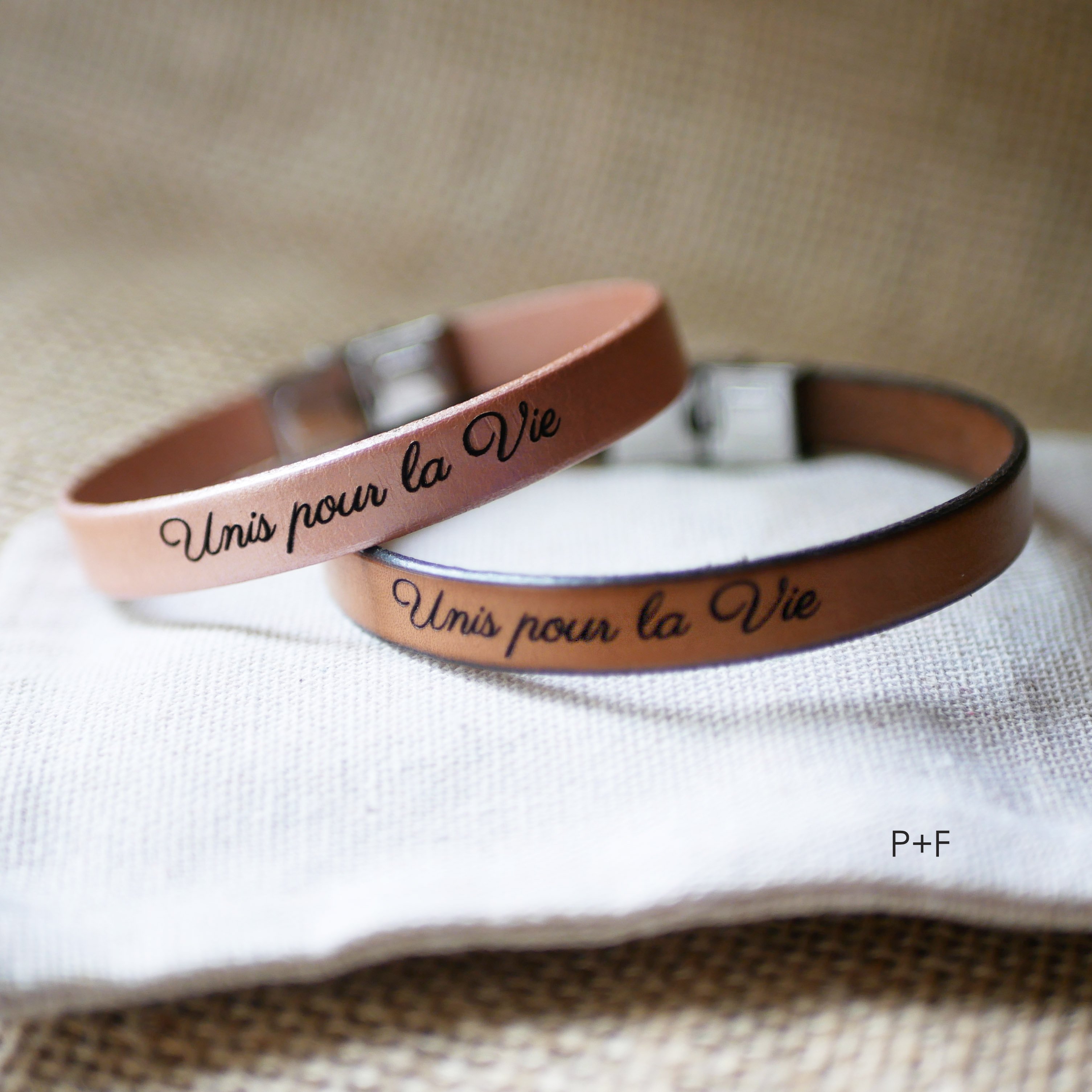Presente gravado para um casal: 2 braceletes em pele personalizadas com a mesma gravação 