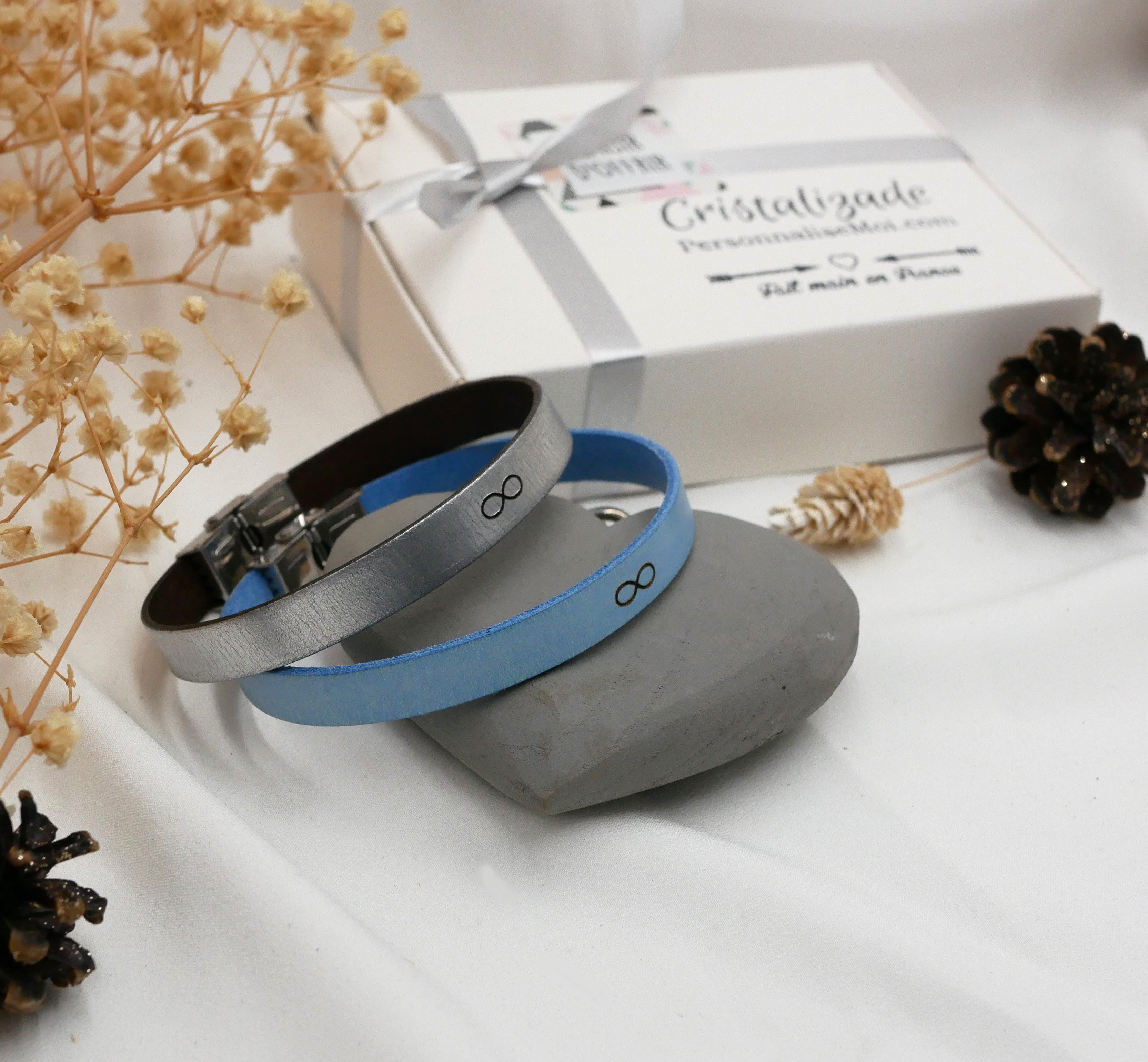 Presente gravado para um casal: 2 braceletes em pele personalizadas com a mesma gravação 