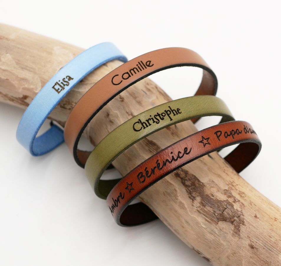 Bracelets en cuir personnalisés avec prénoms gravés sur bois.