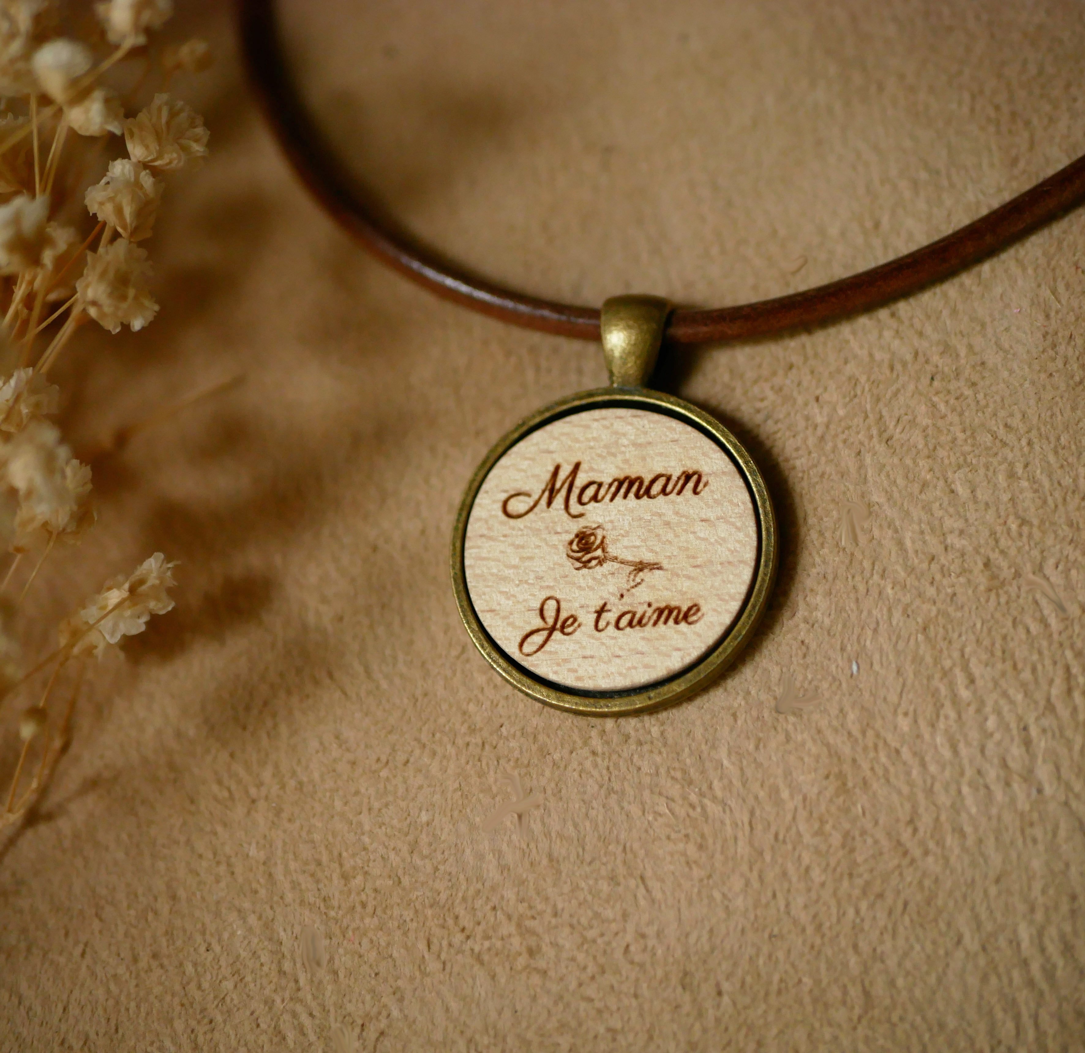 Colar de couro com pendente de caboch&atilde;o de madeira gravado em lat&atilde;o antigo para personalizar