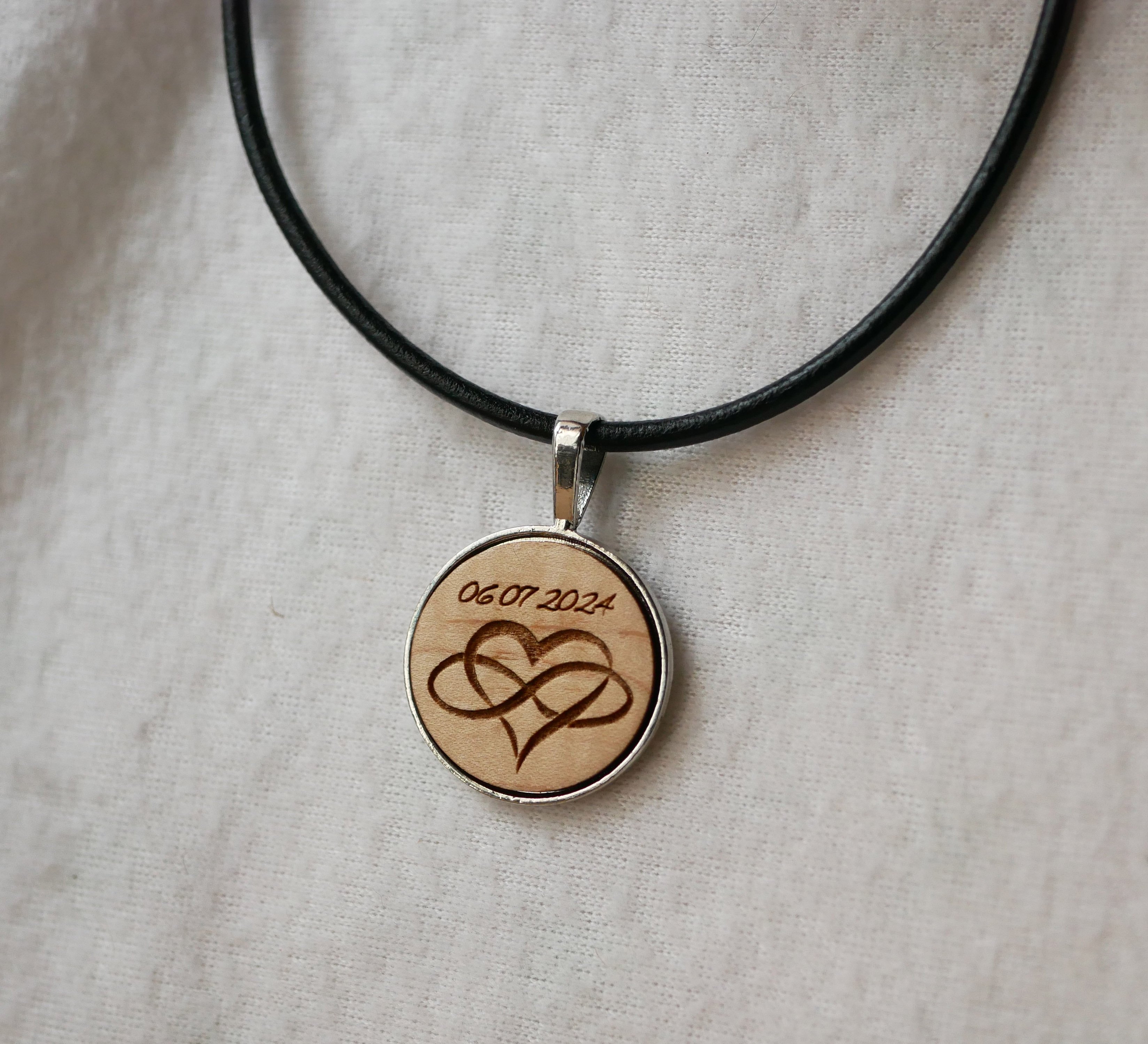 Colar em pele com pendente em cabochão de madeira gravado para personalizar