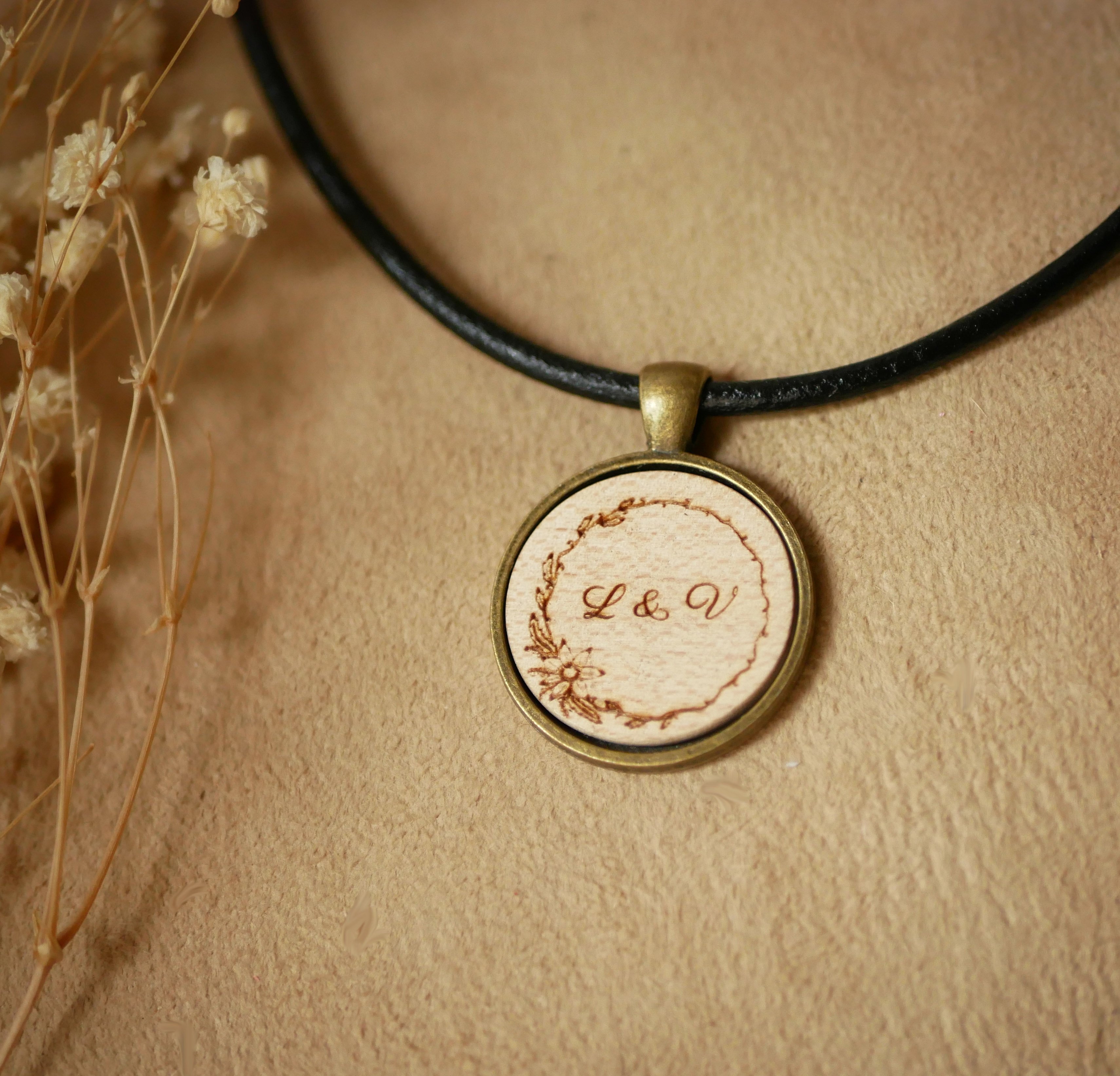 Colar de couro com pendente de cabochão de madeira gravado em latão antigo para personalizar