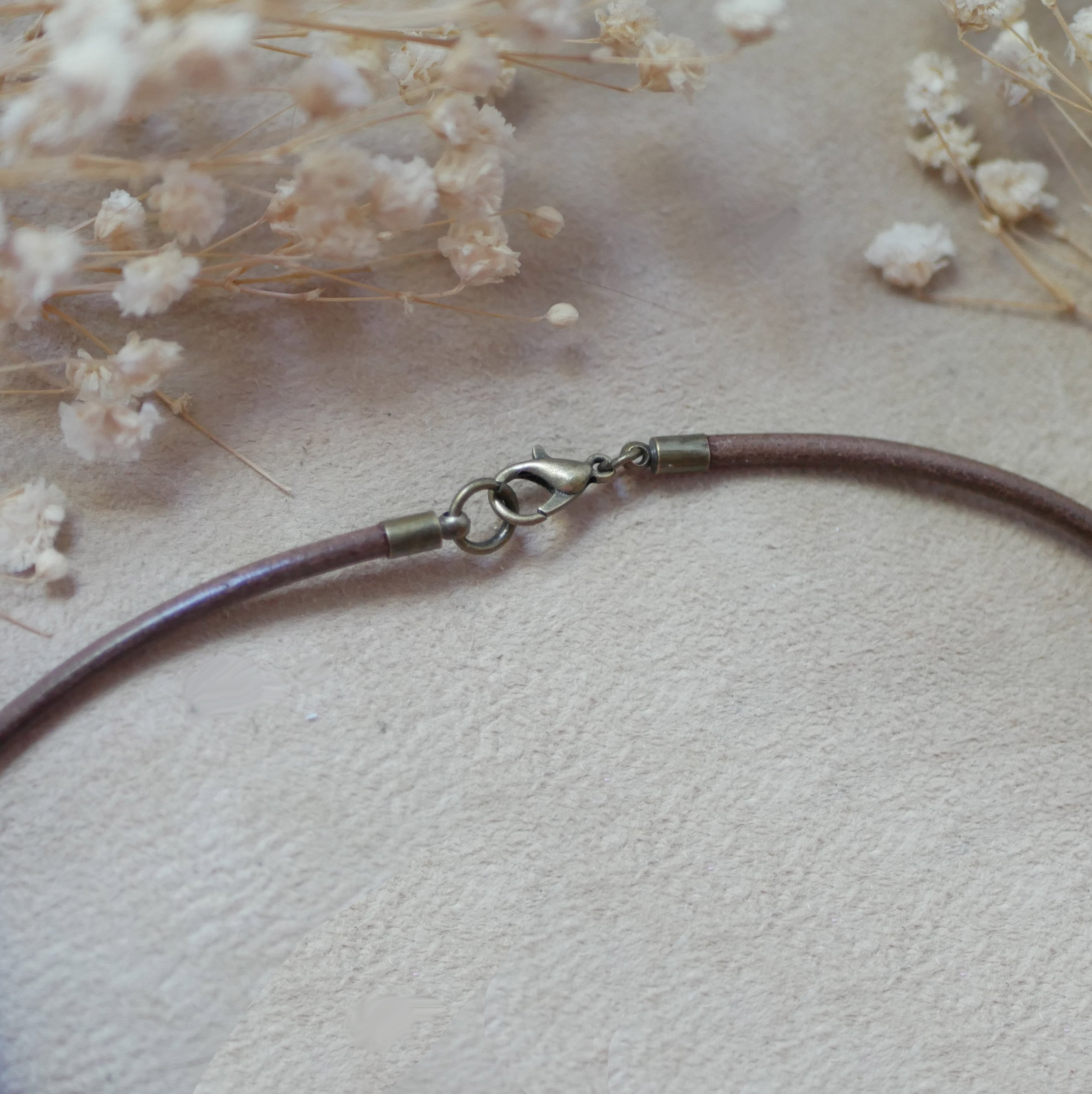 Colar de couro com pendente de cabochão de madeira gravado em latão antigo para personalizar