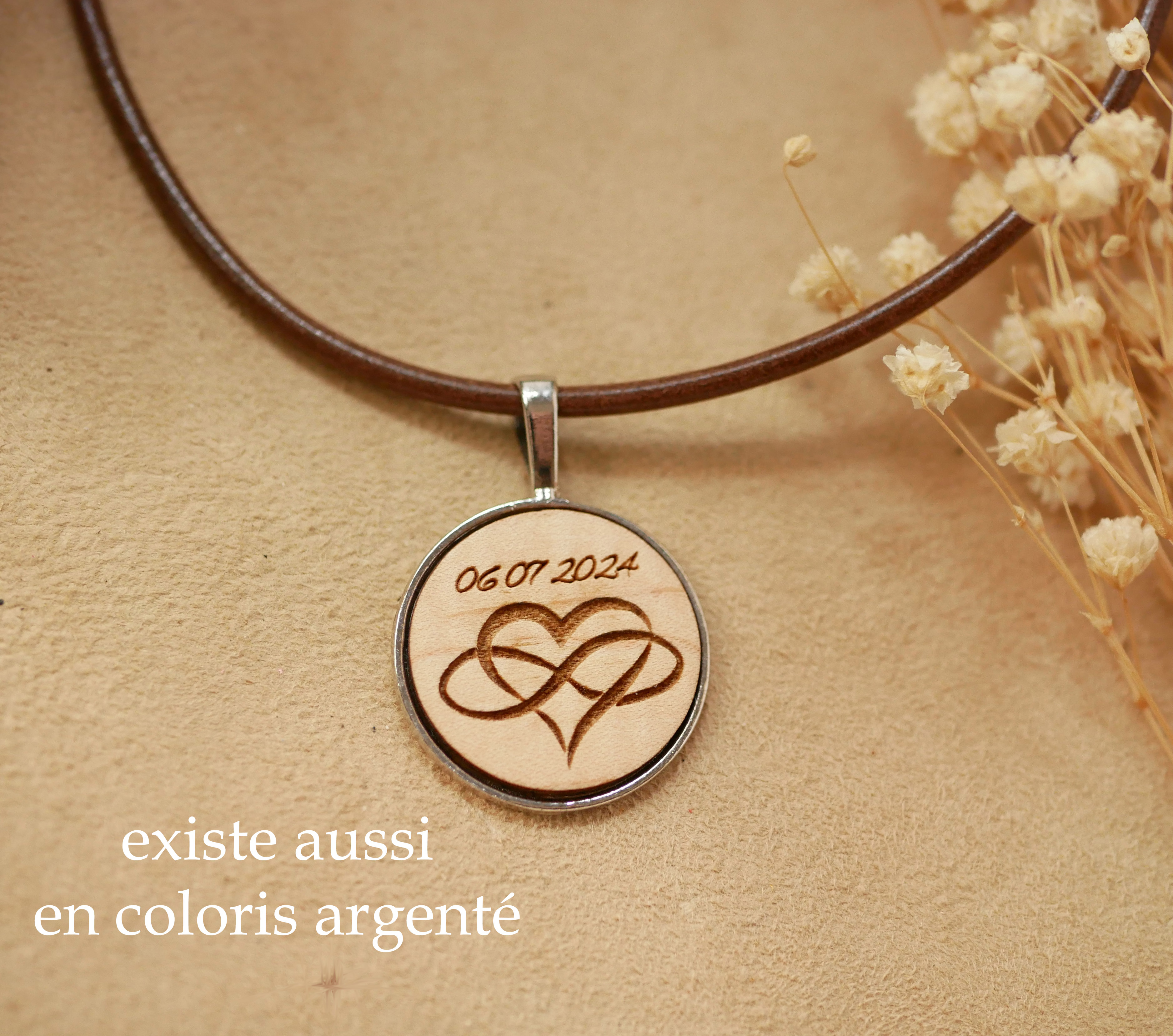Colar de couro com pendente de cabochão de madeira gravado em latão antigo para personalizar
