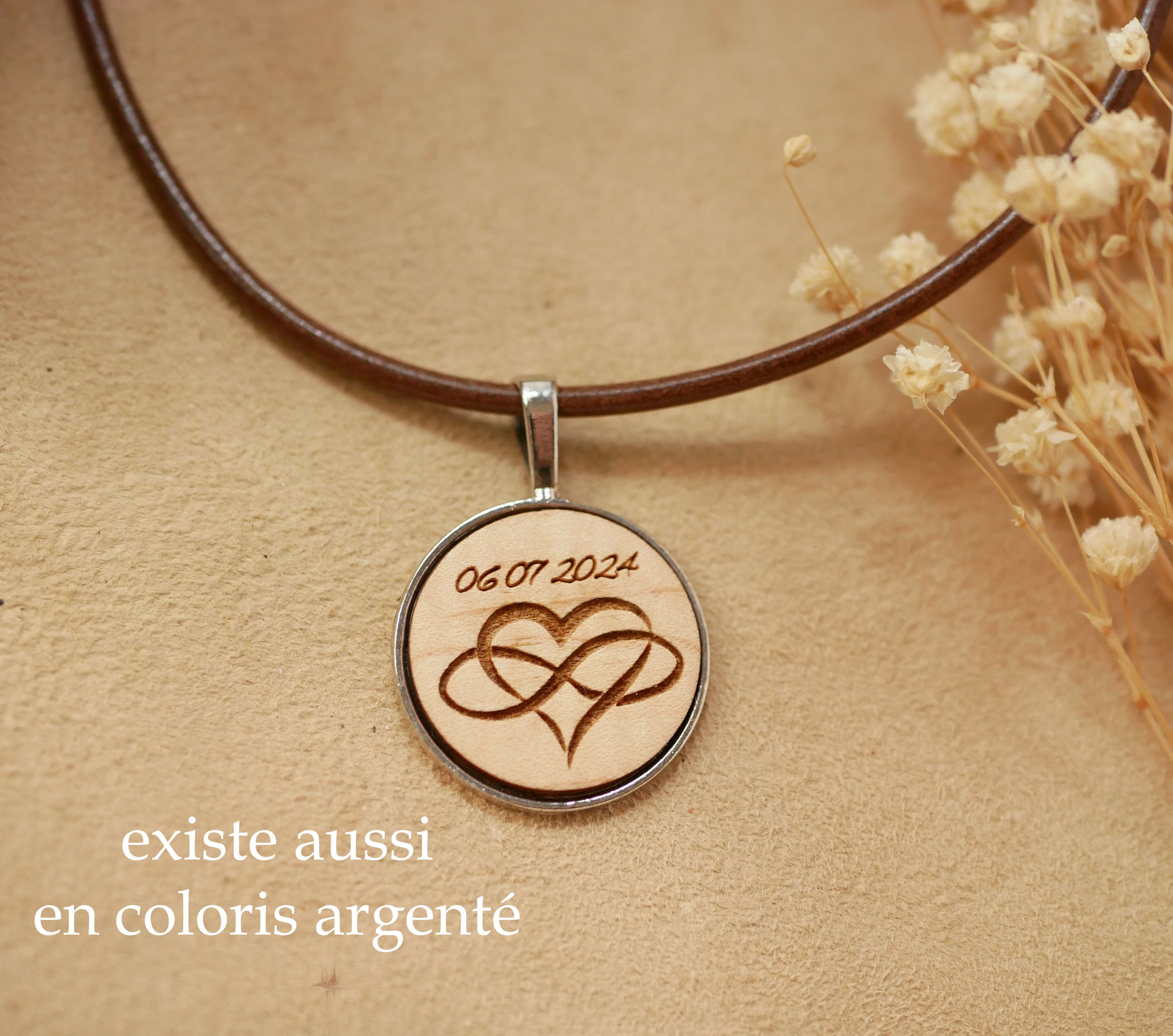 Colar de couro com pendente de cabochão de madeira gravado em latão antigo para personalizar