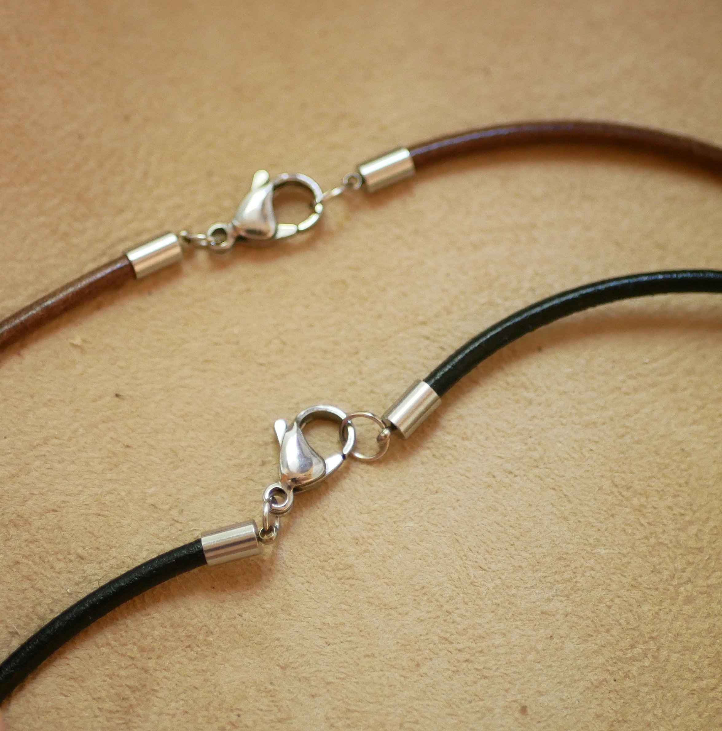 Colar em pele com pendente em caboch&atilde;o de madeira gravado para personalizar