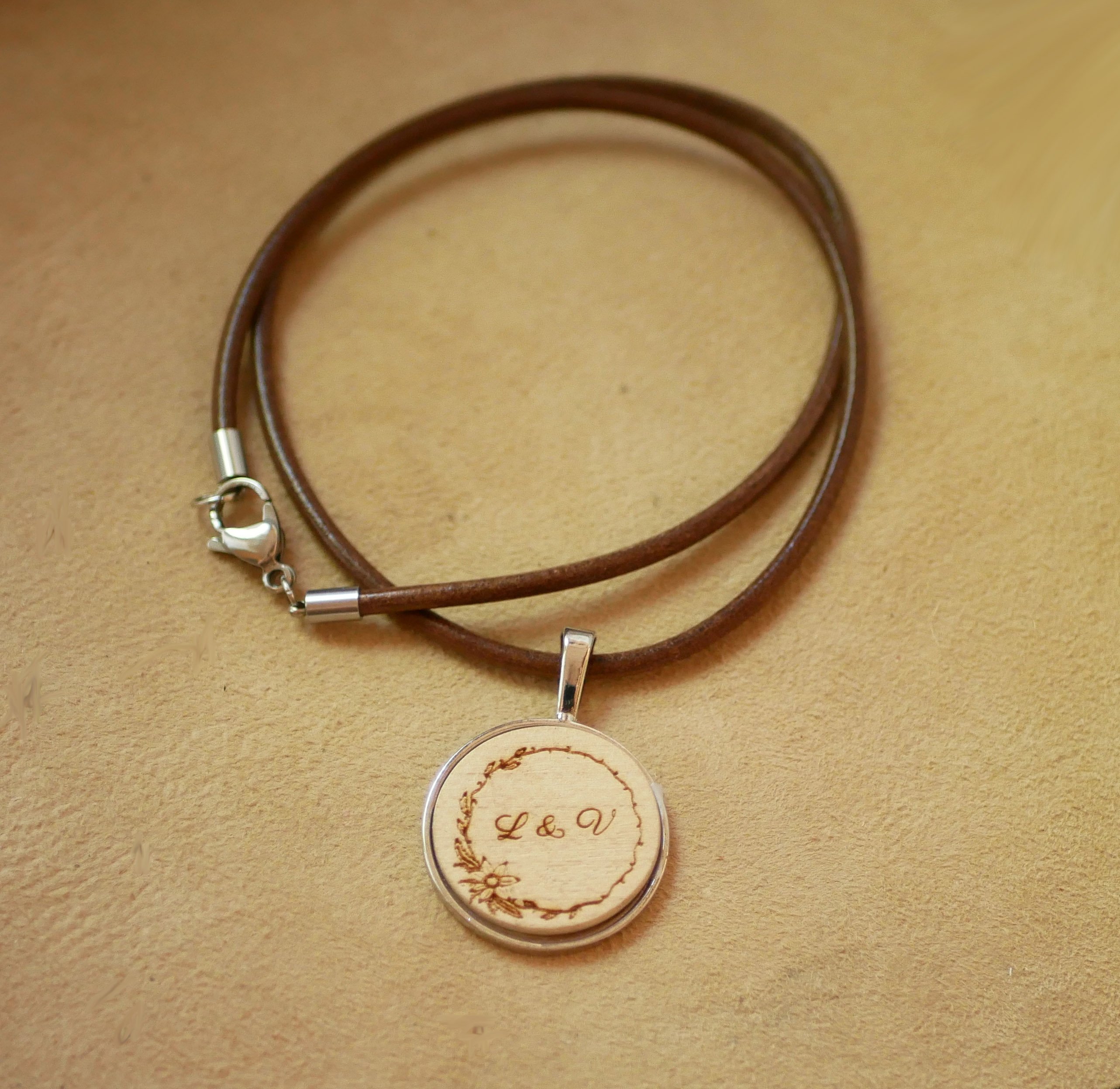 Colar em pele com pendente em caboch&atilde;o de madeira gravado para personalizar