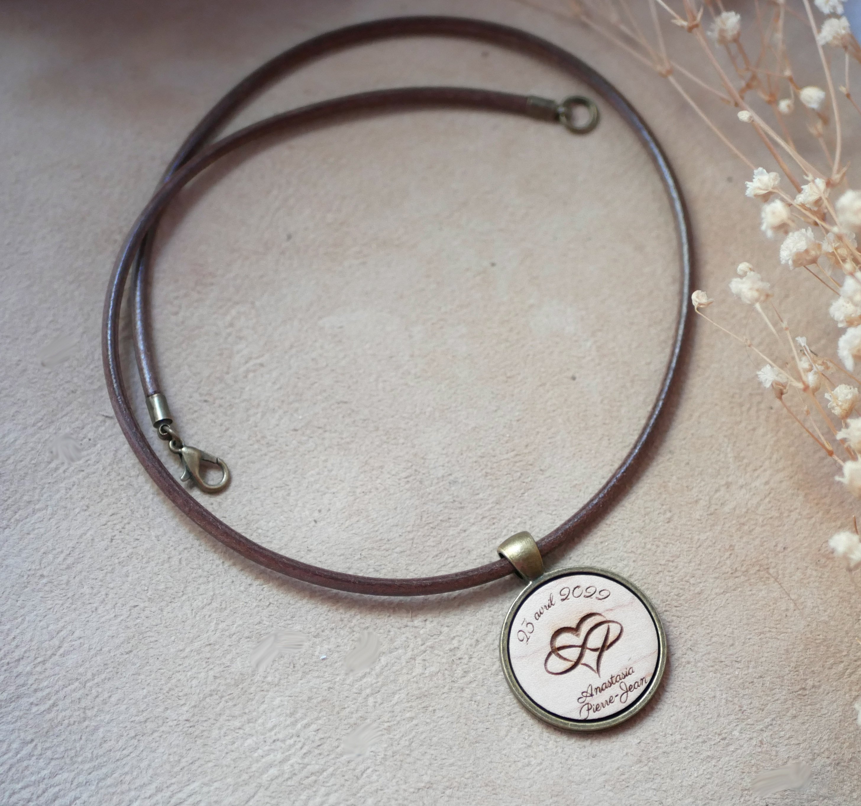 Colar de couro com pendente de caboch&atilde;o de madeira gravado em lat&atilde;o antigo para personalizar