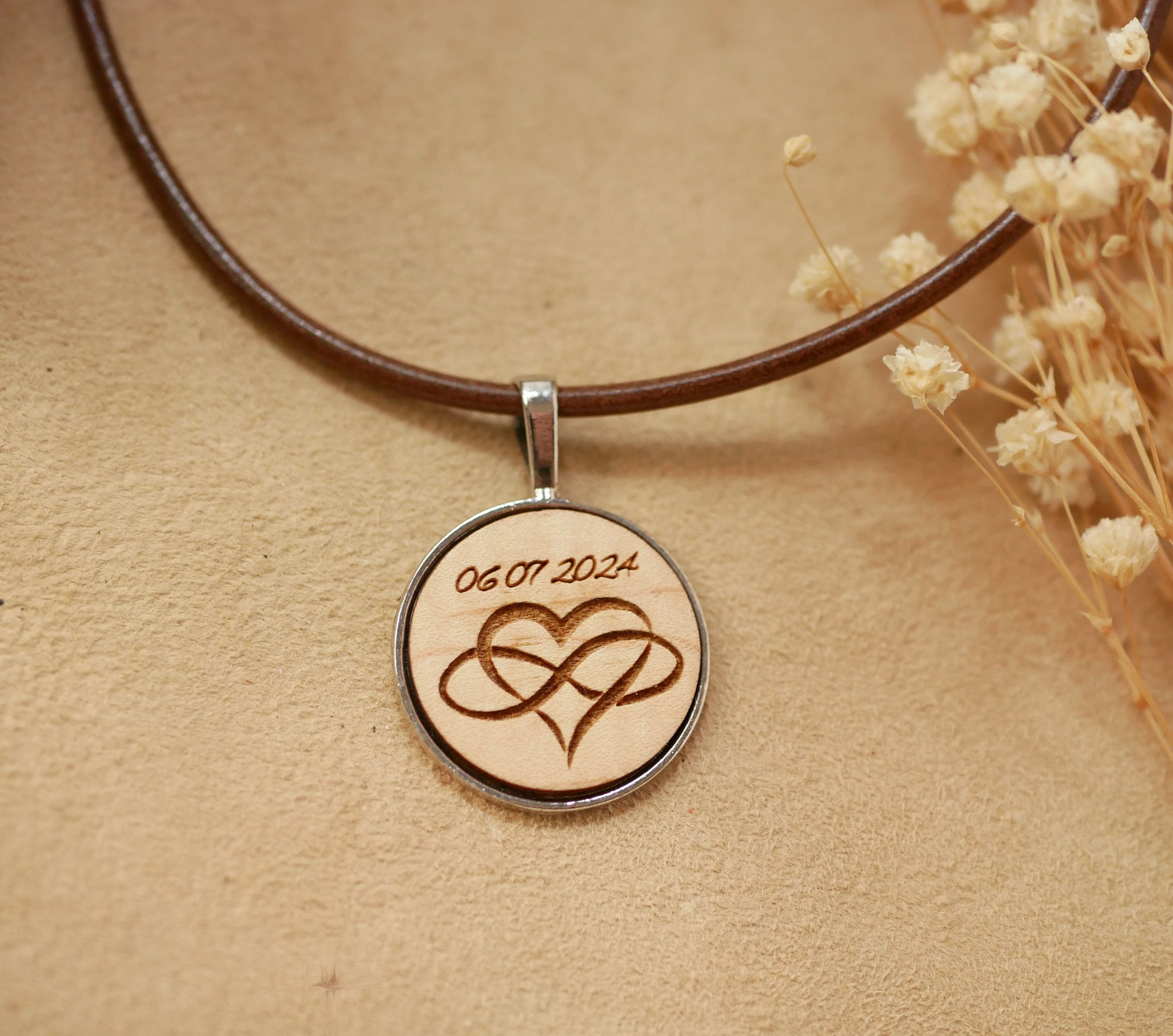 Colar em pele com pendente em caboch&atilde;o de madeira gravado para personalizar
