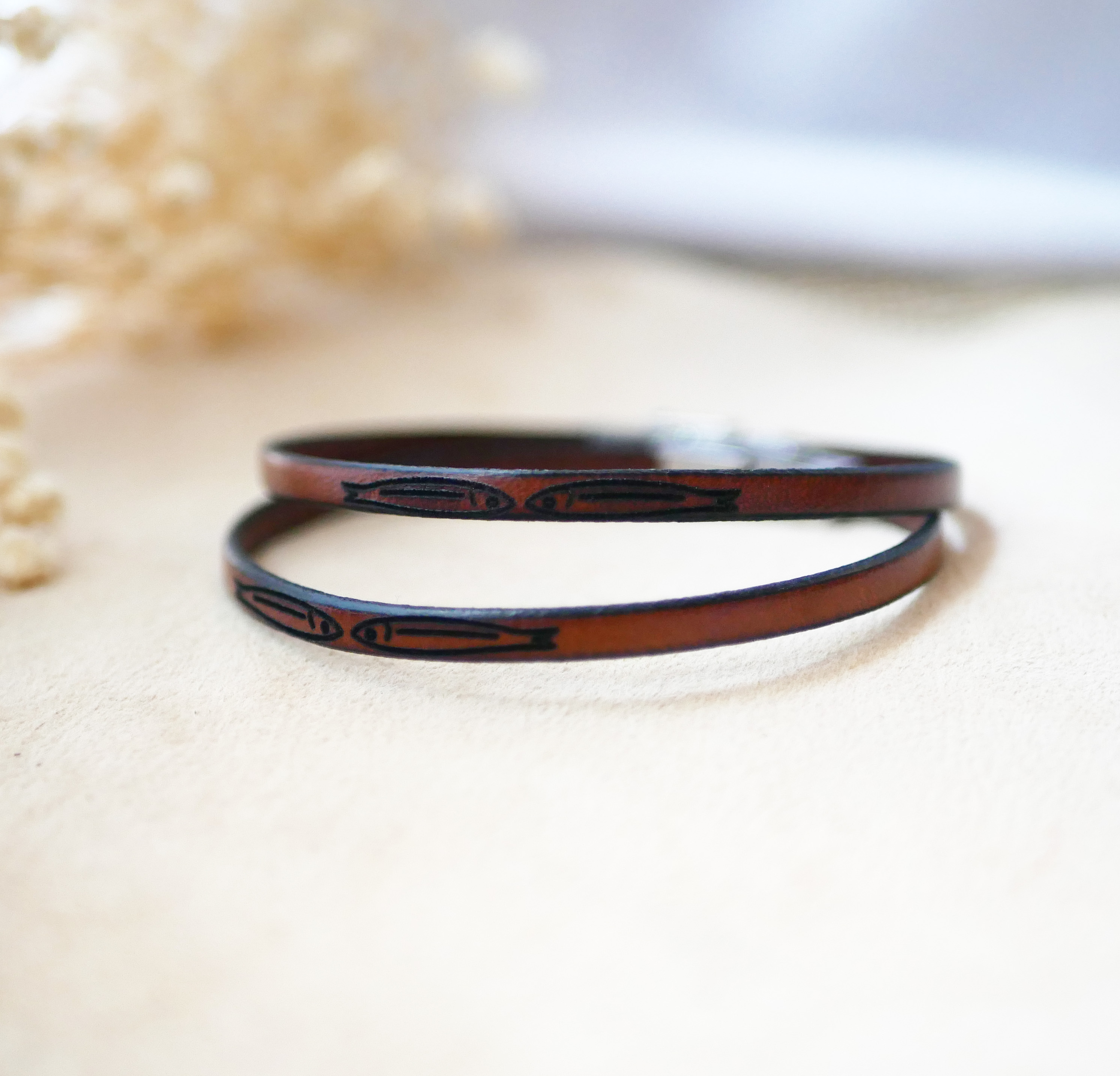 Conjunto de 20 braceletes de couro gravadas para prendas de convidados de casamento ou Save the date