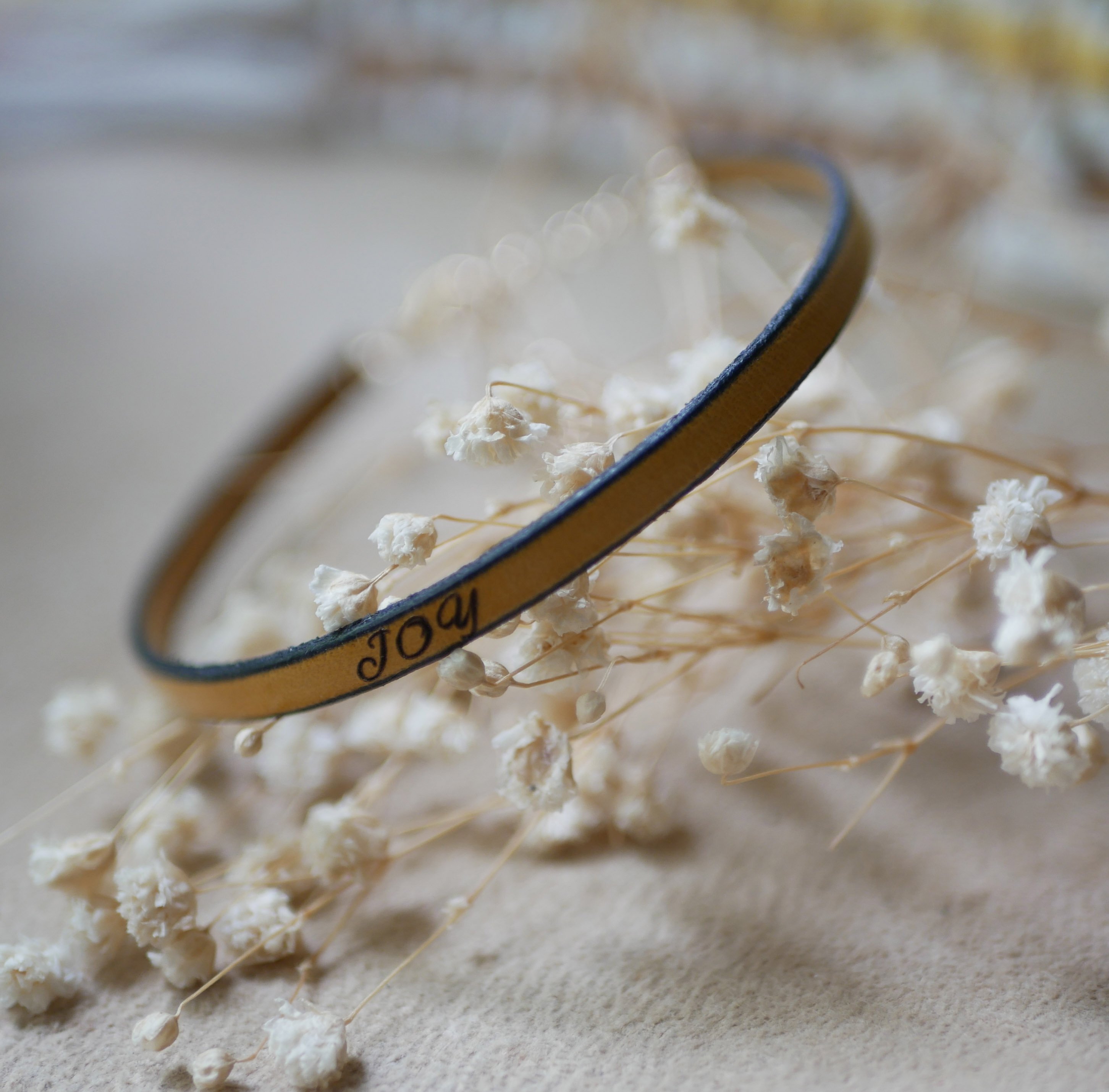 Conjunto de 20 braceletes de couro gravadas para prendas de convidados de casamento ou Save the date