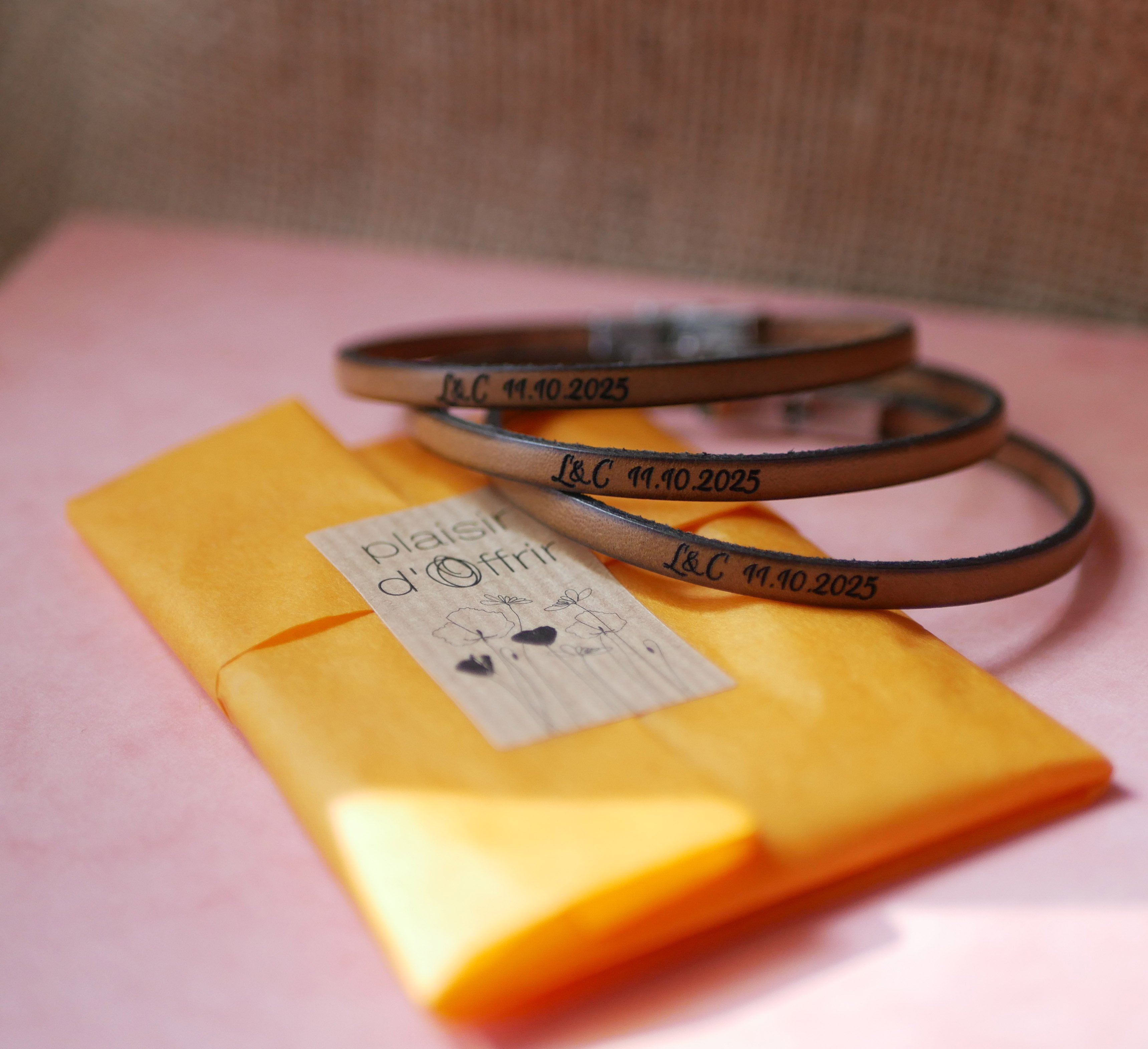 Conjunto de 20 braceletes de couro gravadas para prendas de convidados de casamento ou Save the date