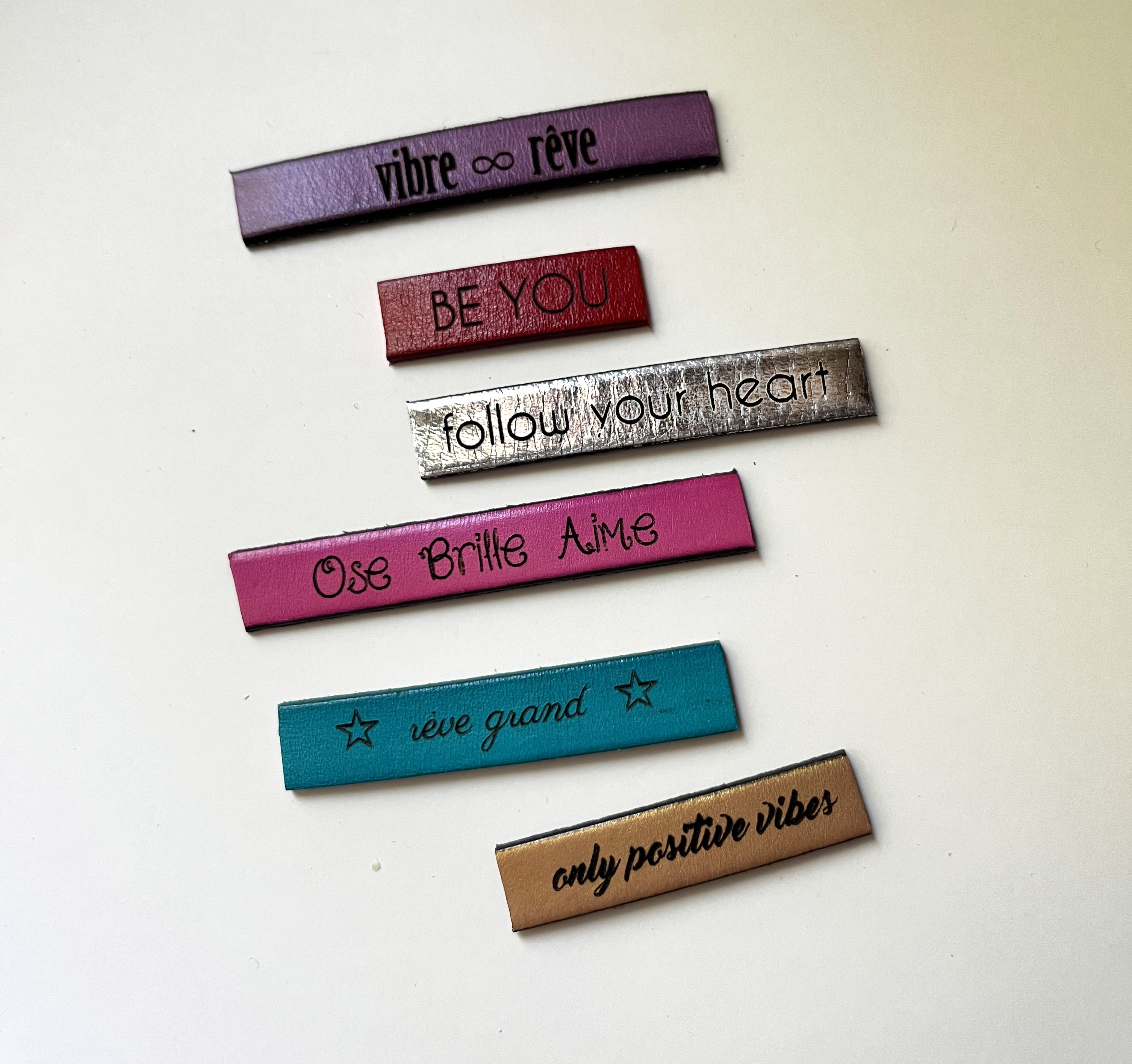 Ensemble stickers en cuir gravé de messages inspirants