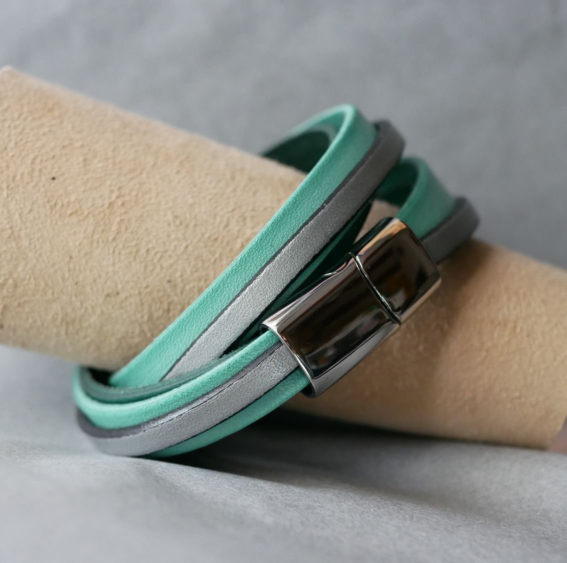 Pulseira de punho duplo em pele verde e prateada personalizada  