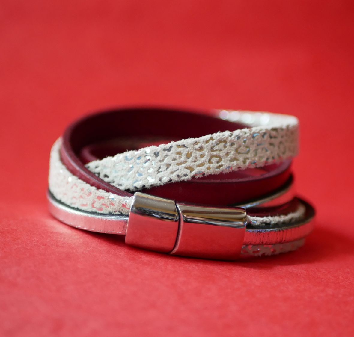 Pulseira de punho de dupla volta personalizada em pele branca, prateada e vermelha  